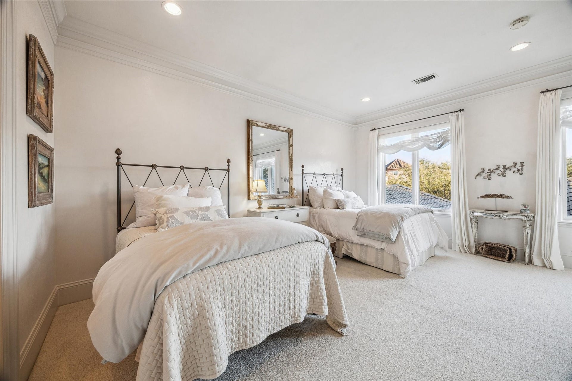 Spacious secondary en suite bedroom on the second floor overlooking the courtyard. Walk in closet and expansive bathroom.
