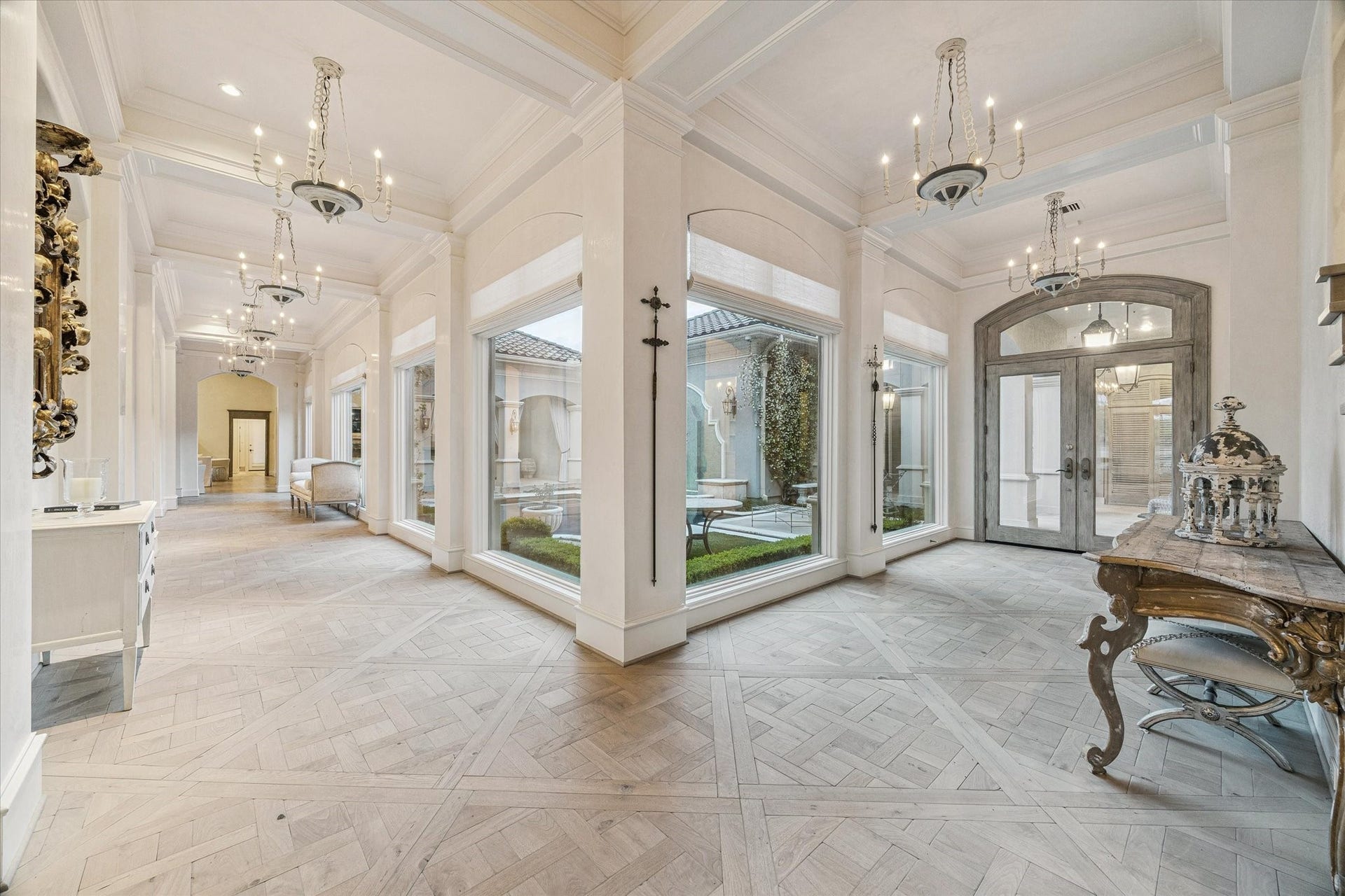 A show stopping gallery where the walls of glass invite the outdoors in and frame the tranquil courtyard views. Bespoke lighting, timeliness finishes, this space offers grandeur and effortless flow throughout the first floor.