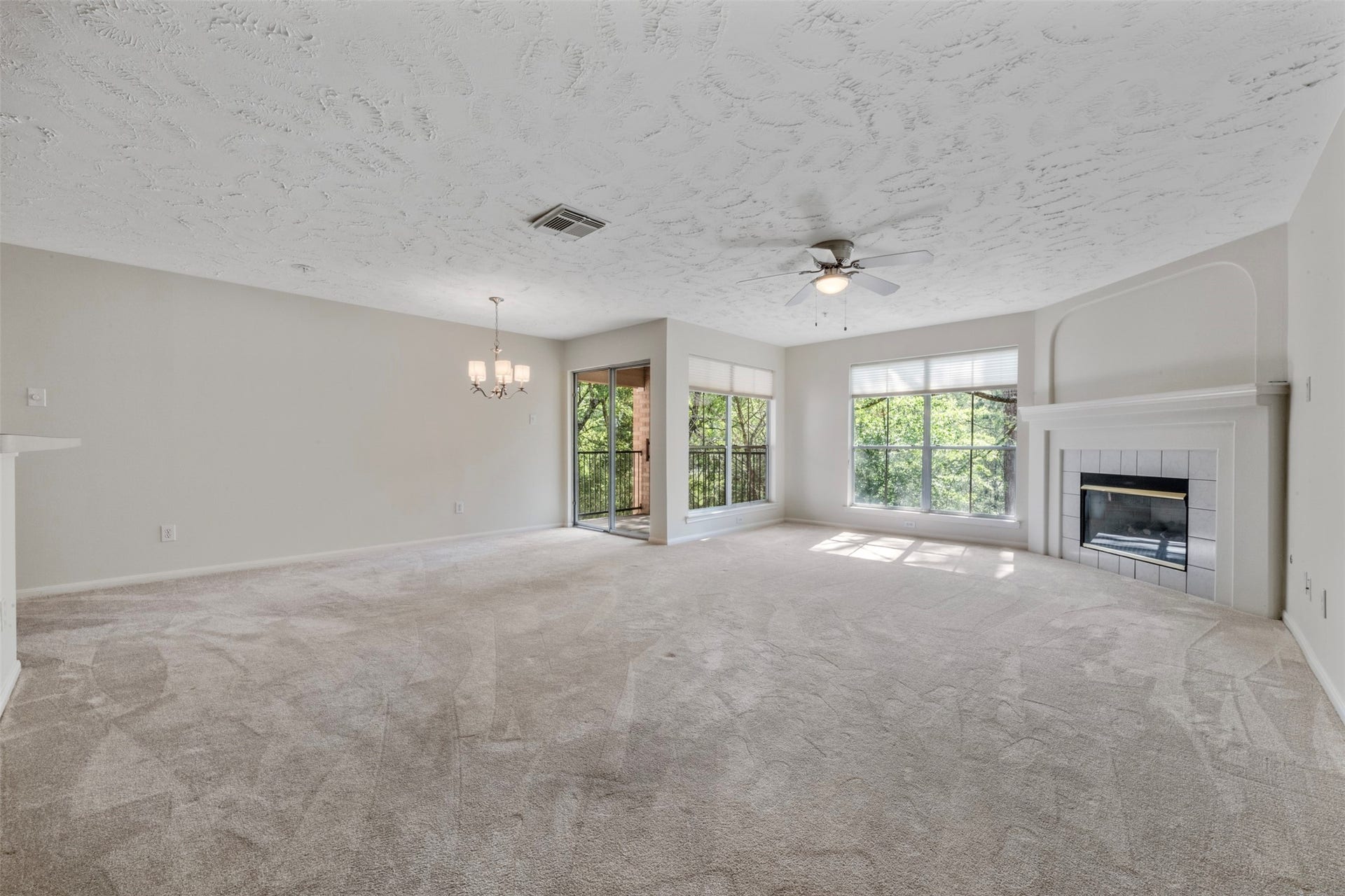 8051 Bay Branch Drive, #423, The Woodlands, TX 77382 Dining and living area