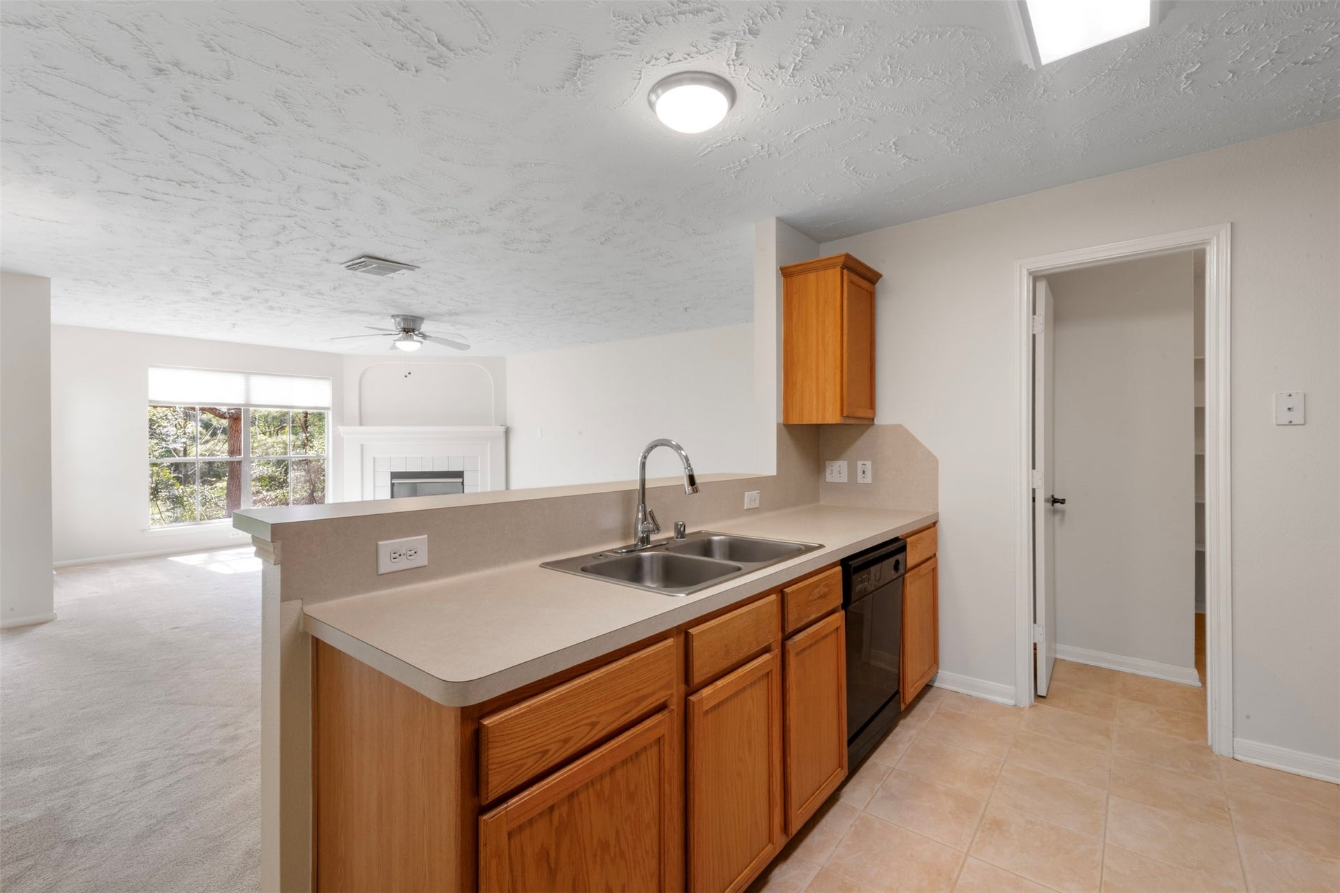 8051 Bay Branch Drive, #423, The Woodlands, TX 77382 Another view of kitchen