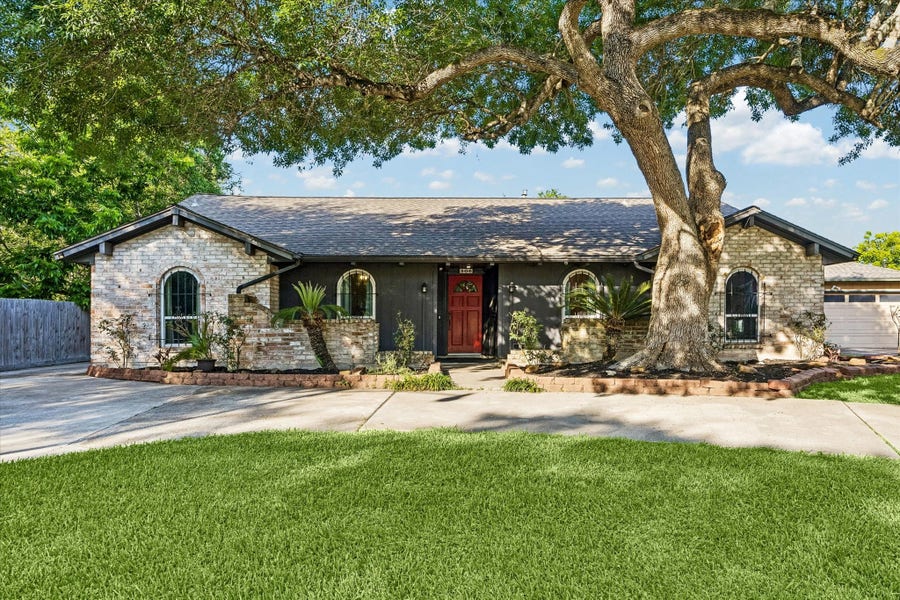 Property photo for 306 Lafayette Lane, League City, TX