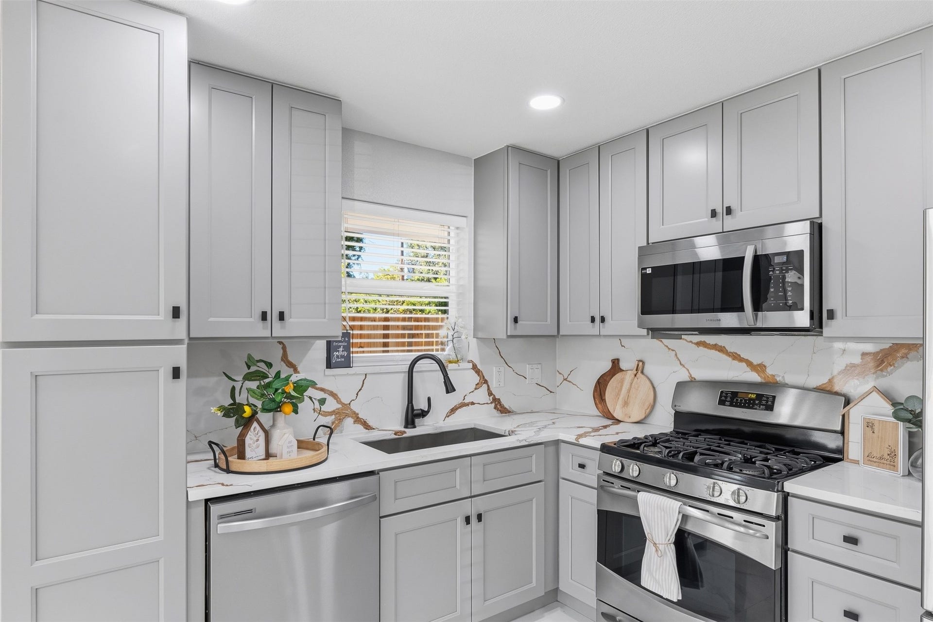 6319 Hopper Road, Houston, TX 77016 6319 Hopper Road, Houston, TX 77016