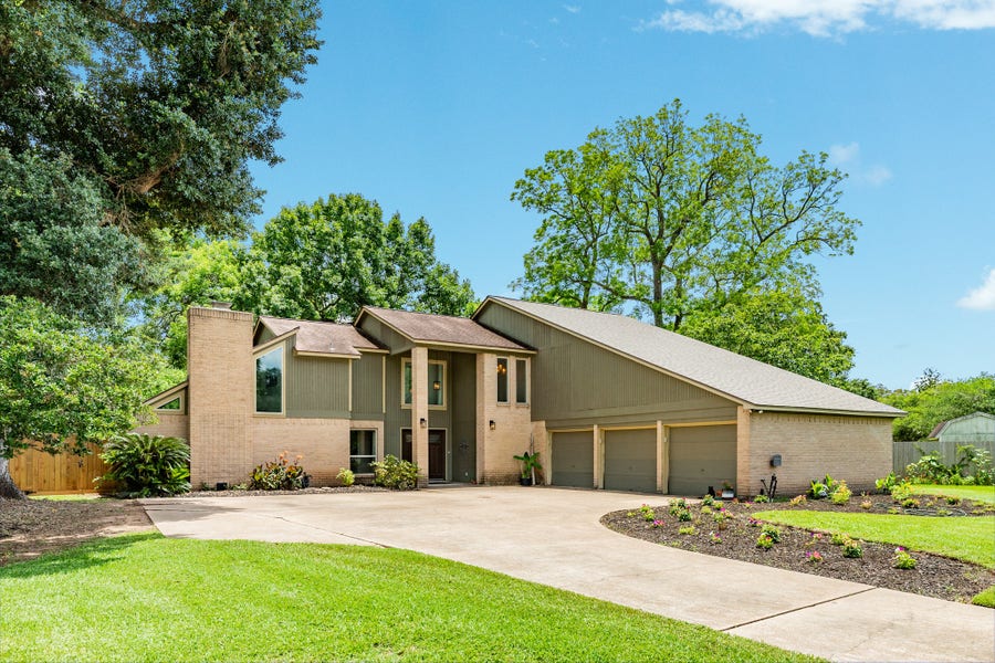 Property photo for 202 Raintree Lane, Lake Jackson, TX