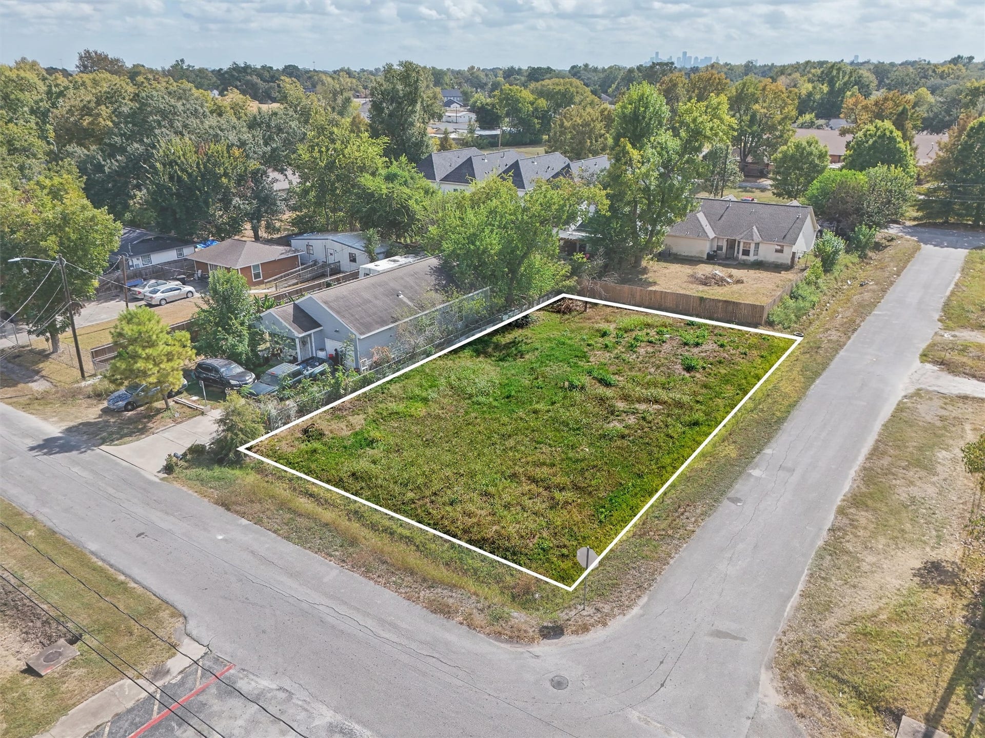 979 Conklin Street, Houston, TX 77088 Excellent corner lot offering road frontage on two sides and convenient access from the surrounding neighborhood! The white outline highlights the property's approximate boundaries, showcasing its spacious layout and potential for future development. Situated in an established residential community, this property presents a great opportunity to build your dream home or explore investment possibilities.