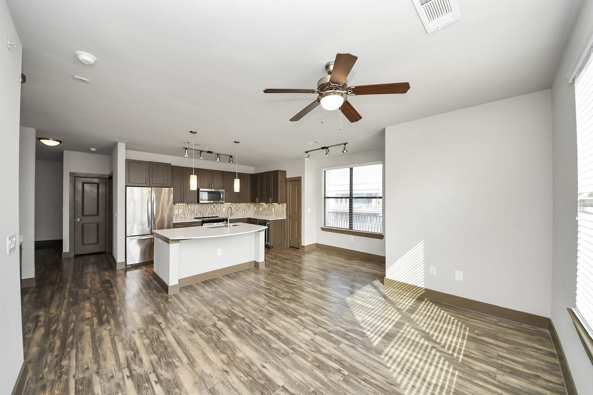 5454 Washington St Avenue, #1423, Houston, TX 77007 Photos are not of actual units, similar floor plan finishes, verify dimensions