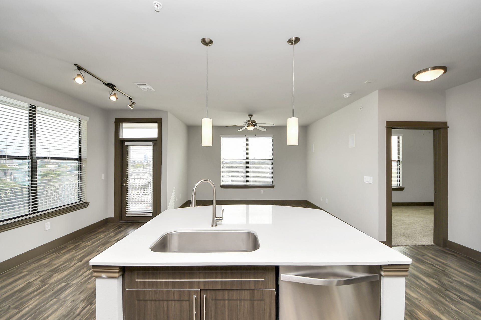 5454 Washington St Avenue, #1423, Houston, TX 77007 Photos are not of actual units, similar floor plan finishes, verify dimensions