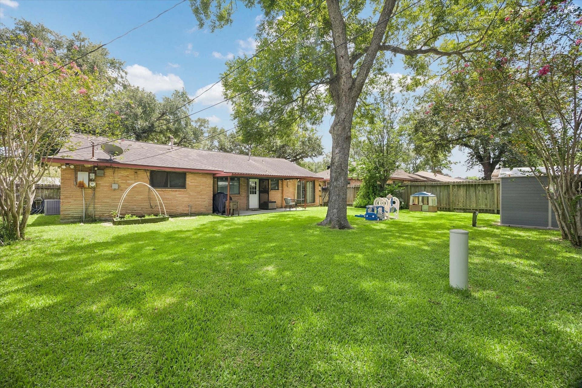 210 Brandywyne Drive, Friendswood, TX 77546