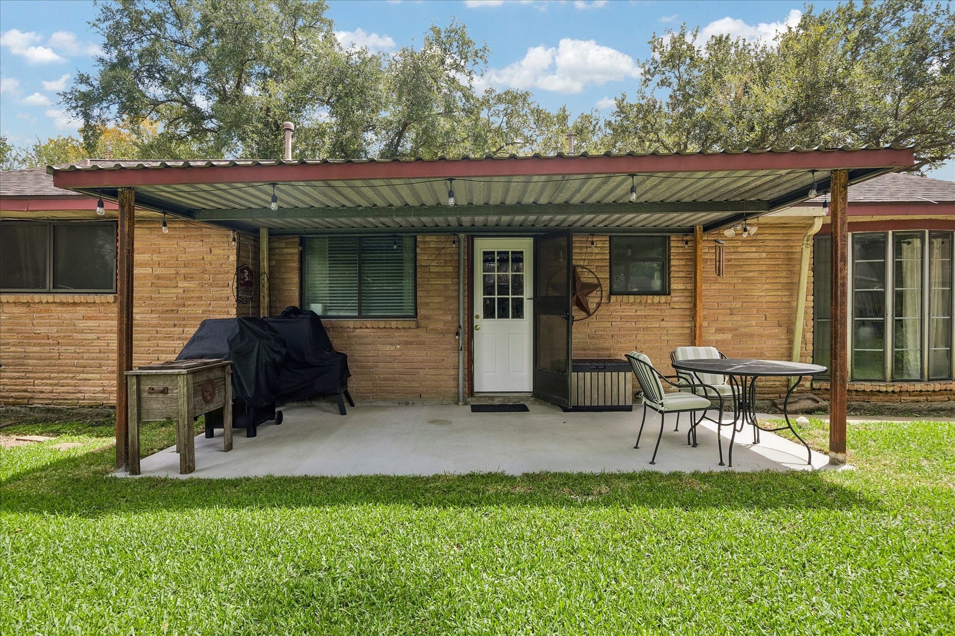 210 Brandywyne Drive, Friendswood, TX 77546