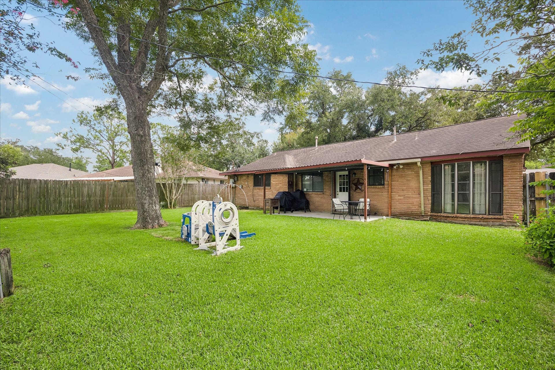 210 Brandywyne Drive, Friendswood, TX 77546