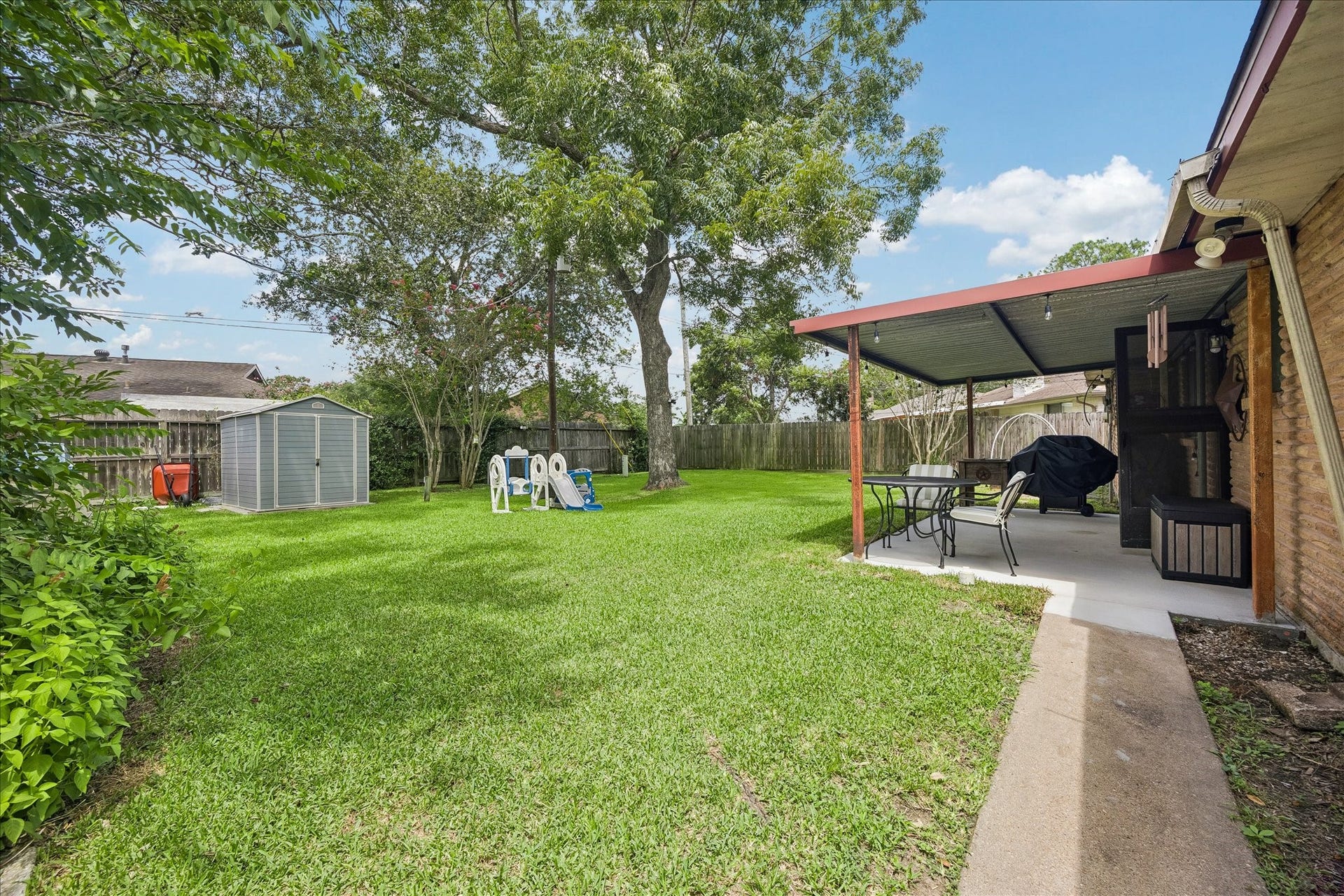 210 Brandywyne Drive, Friendswood, TX 77546