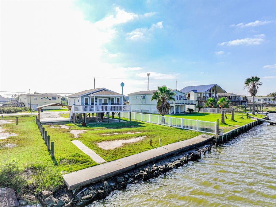 Property photo for 4622 Bayou Lane, Hitchcock, TX