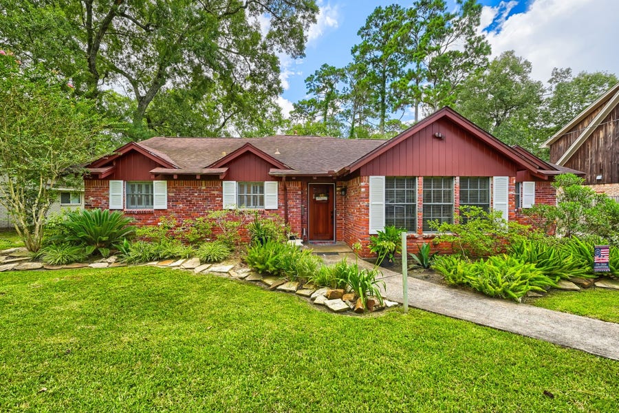 Property photo for 1200 Plantation Drive, Dickinson, TX
