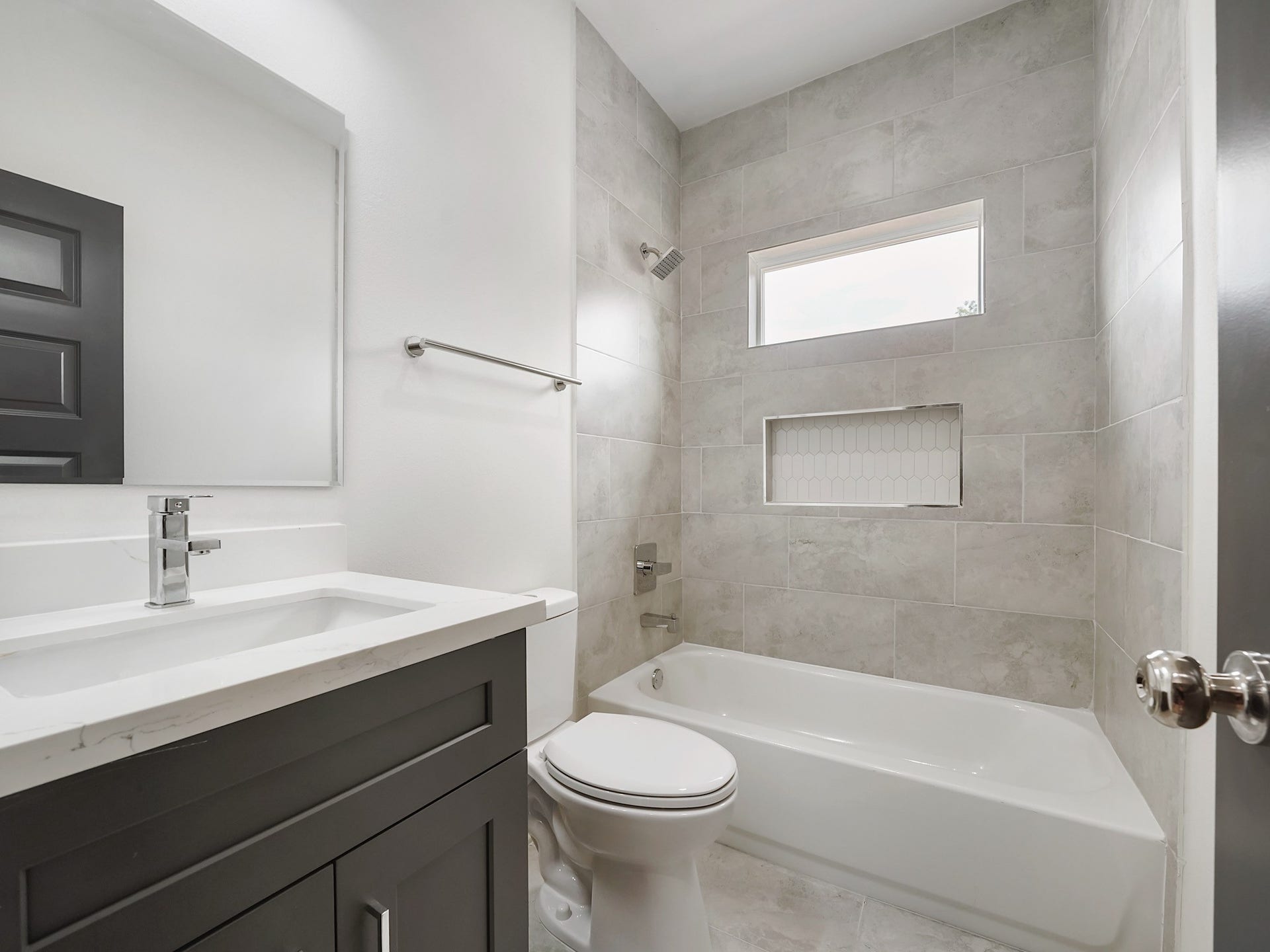 8122 Double Avenue, #B, Houston, TX 77088 Secondary bathroom