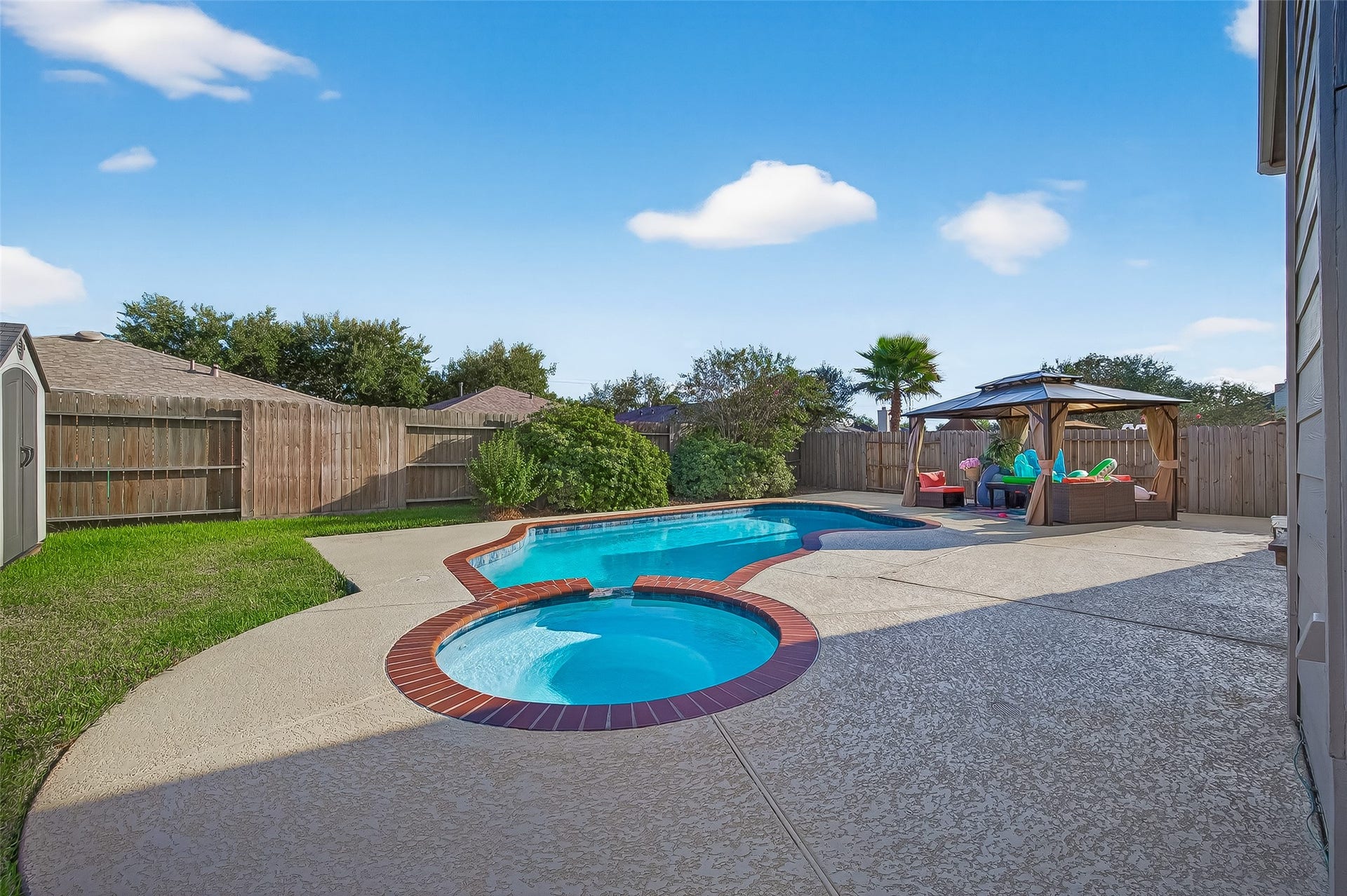 10314 Five Oaks Crossing, Missouri City, TX 77459 Well-maintained decking surrounds the pool.