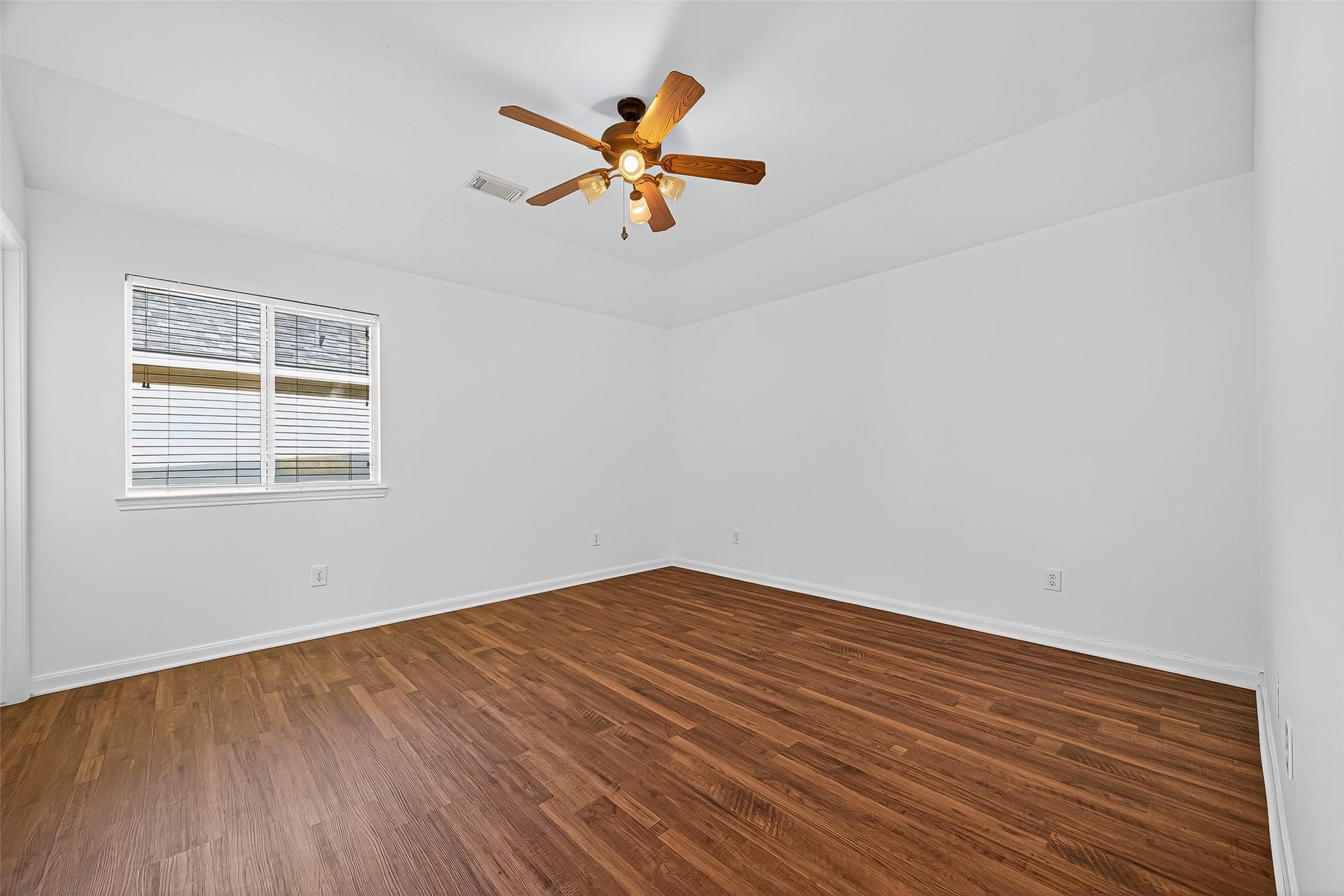 10314 Five Oaks Crossing, Missouri City, TX 77459 Bedroom 3 is light and bright with with neutral paint.