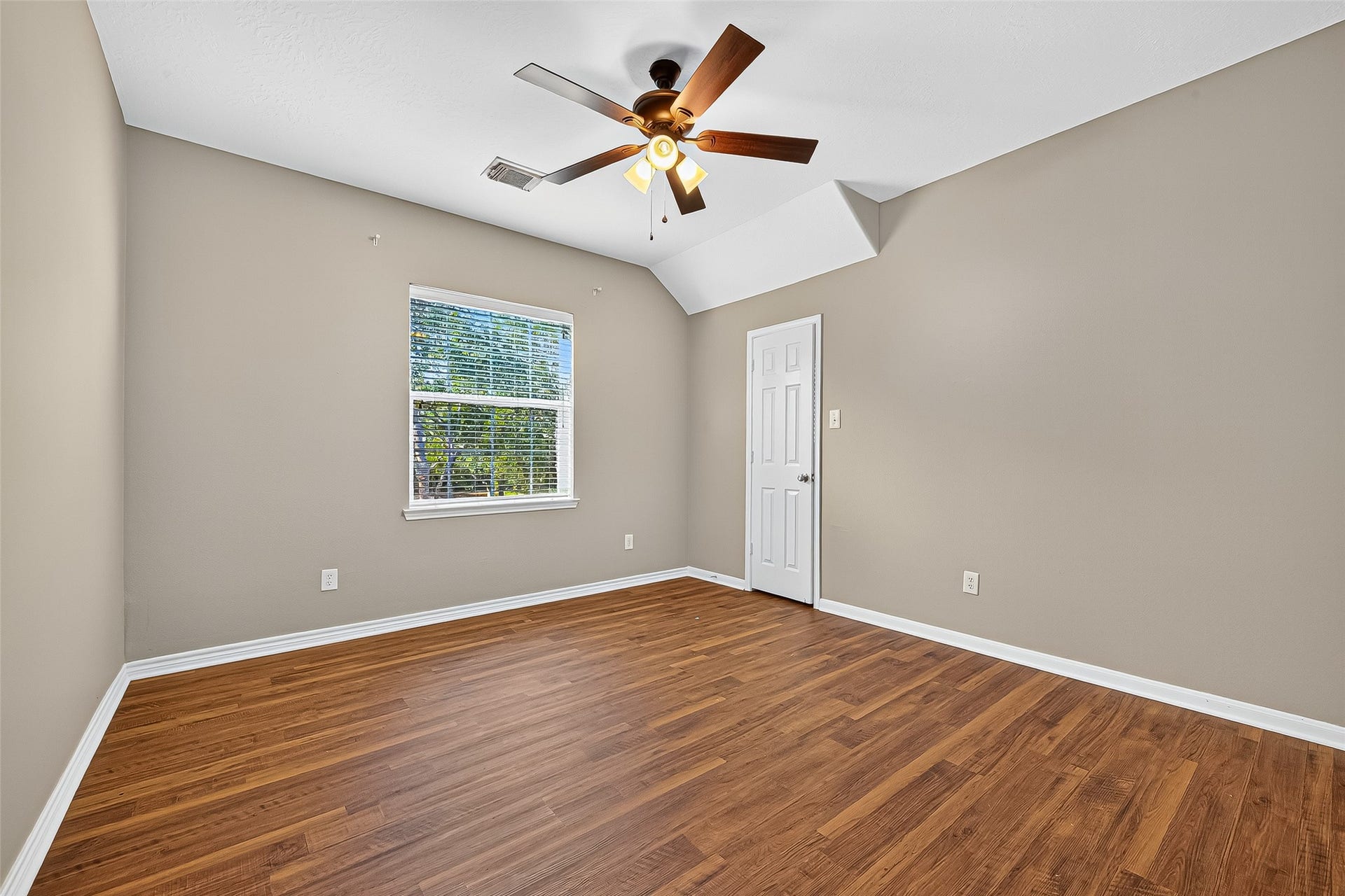10314 Five Oaks Crossing, Missouri City, TX 77459 Flooring has been replaced upstairs (Sept 2025)! Bedroom 2