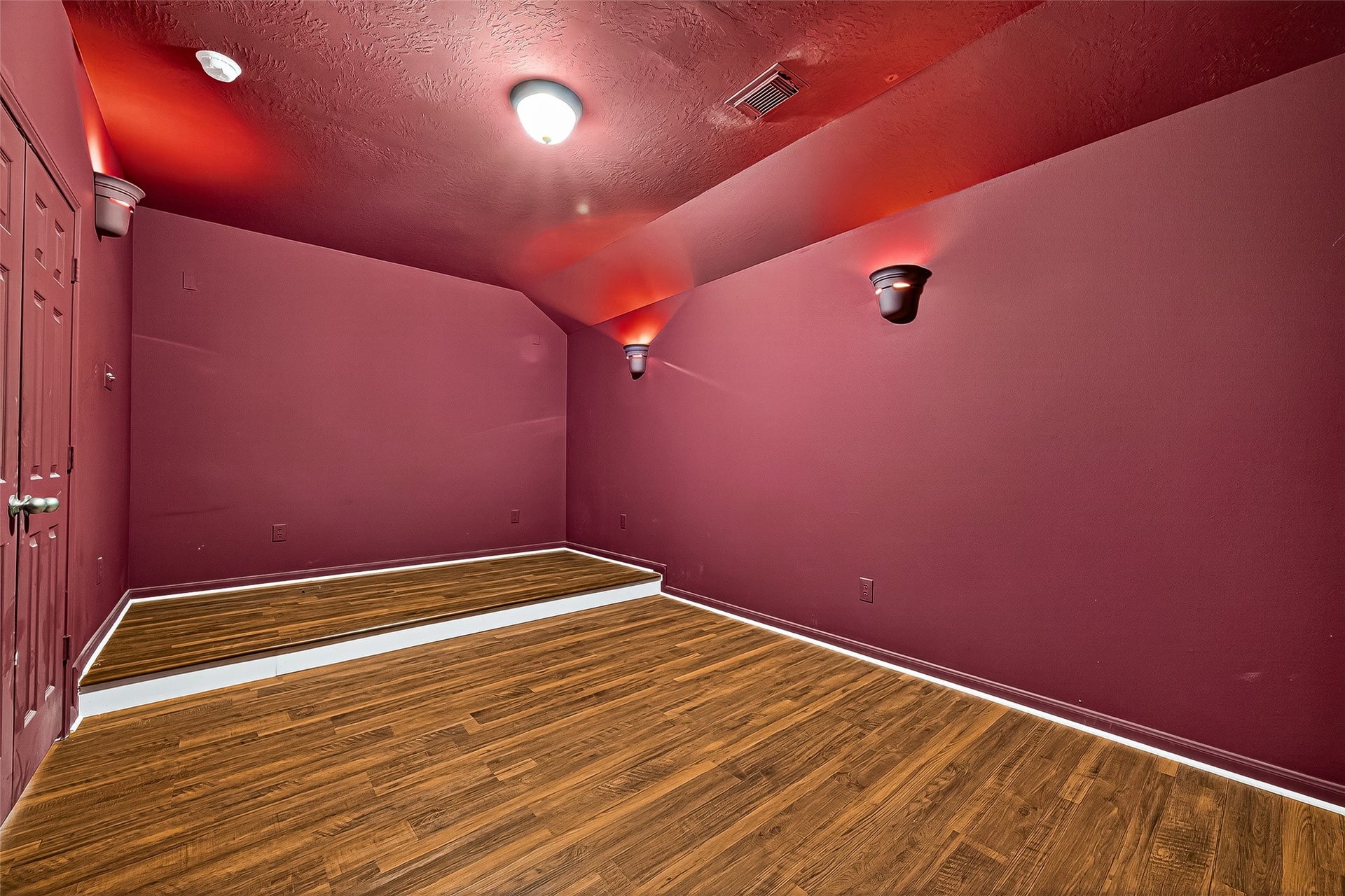 10314 Five Oaks Crossing, Missouri City, TX 77459 Enjoy movie night in your private home theater with seating riser.
