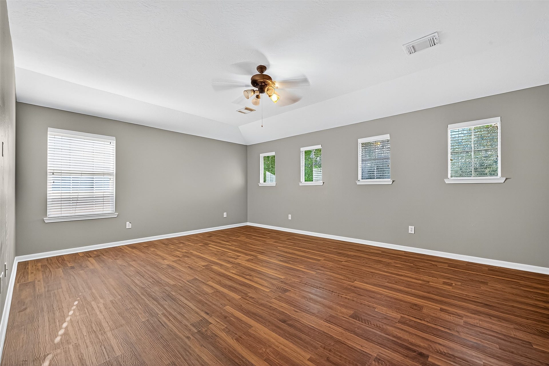 10314 Five Oaks Crossing, Missouri City, TX 77459 Bright and open gameroom offers new flooring and plenty of windows for natural light.