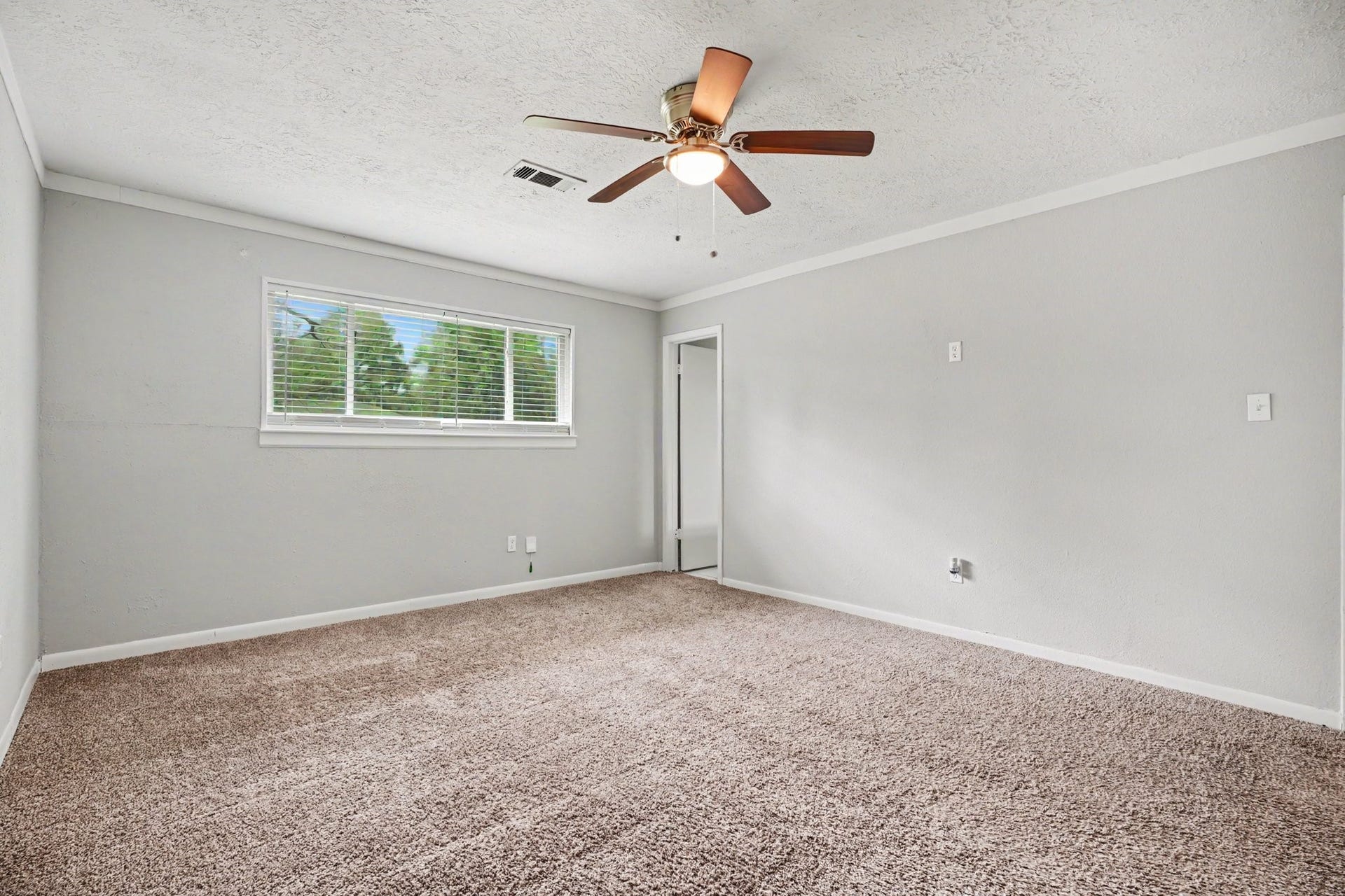 5127 Royal Parkway, Friendswood, TX 77546 5127 Royal Parkway, Friendswood, TX 77546
