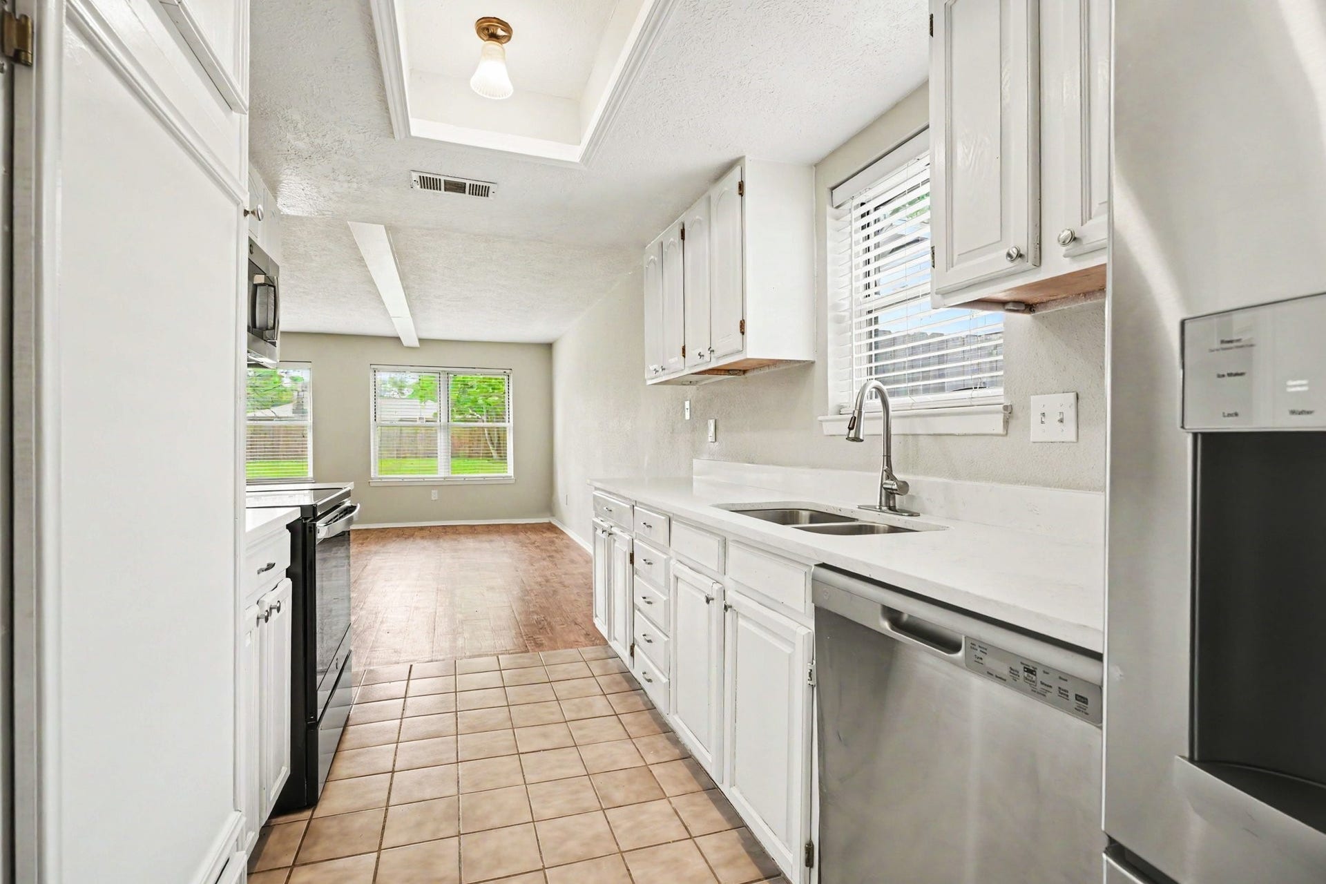 5127 Royal Parkway, Friendswood, TX 77546 5127 Royal Parkway, Friendswood, TX 77546