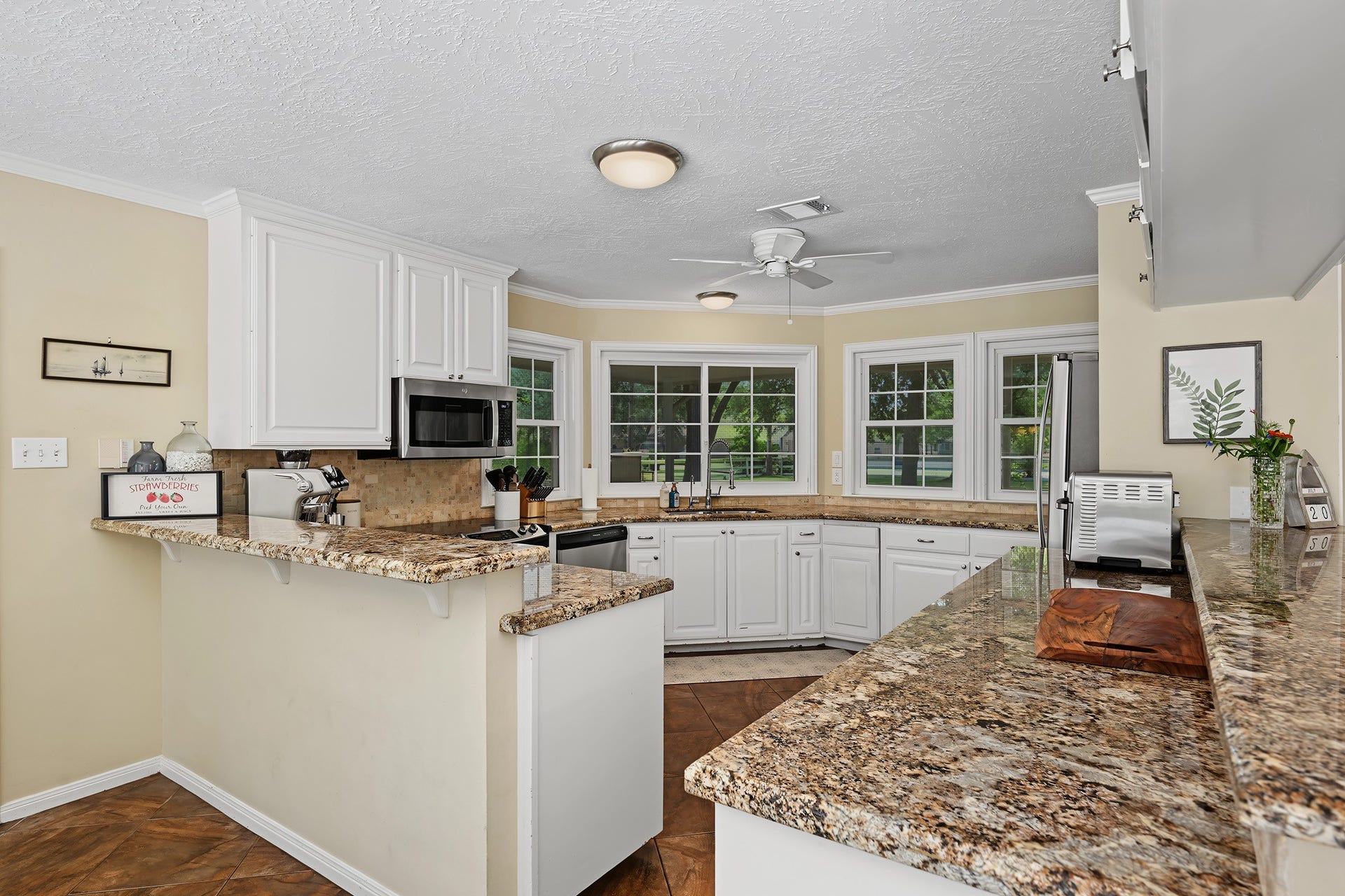 424 Middleton Street, Bacliff, TX 77518 Lovely kitchen that opens to the breakfast room and living room!