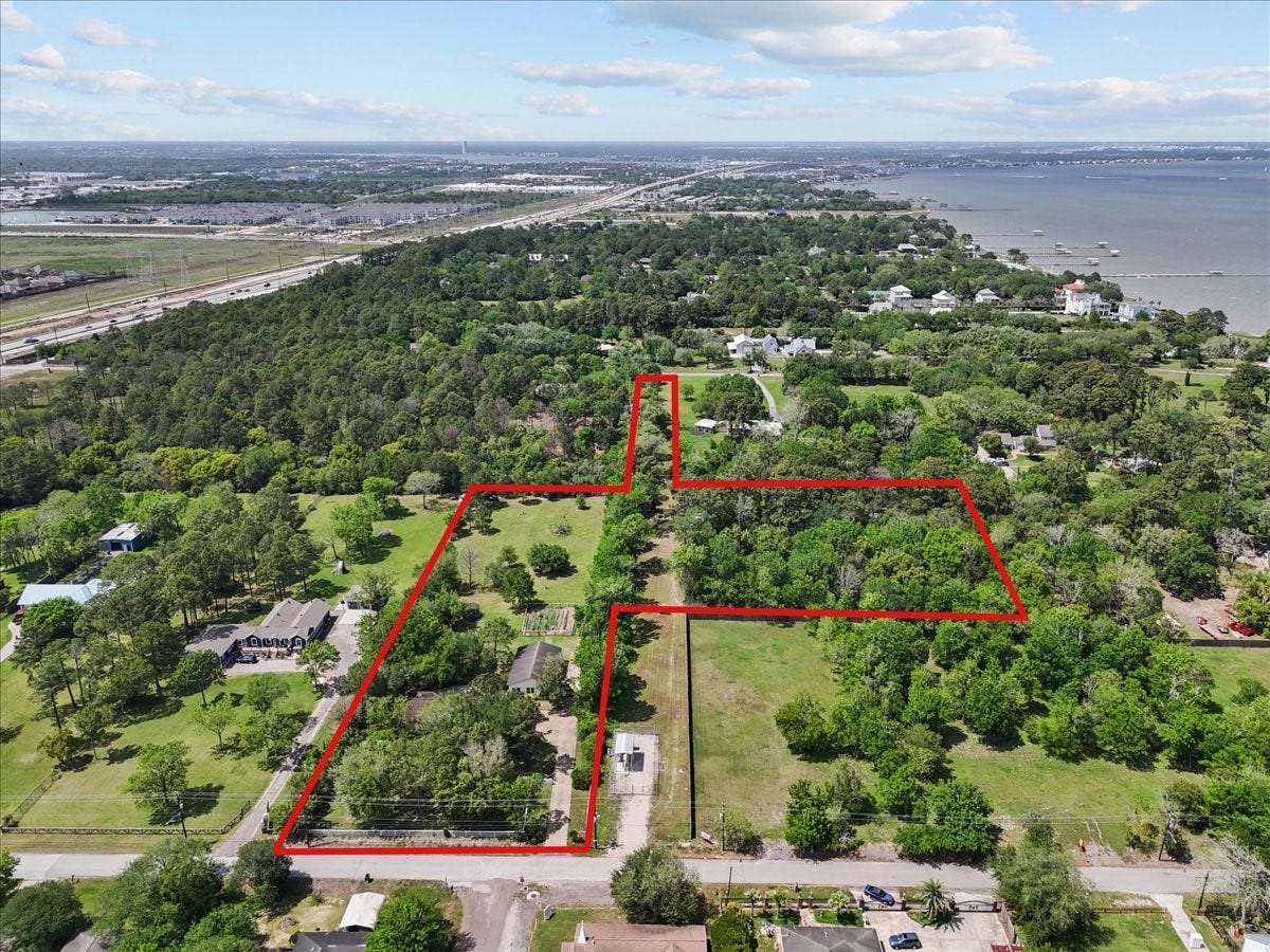 424 Middleton Street, Bacliff, TX 77518 FYI! The property next to 424 Middleton is also for sale! Great opportunity to purchase both so you can access both Middleton & Bay Ave. Other property is 325 Bay Ave S & MLS #19560959