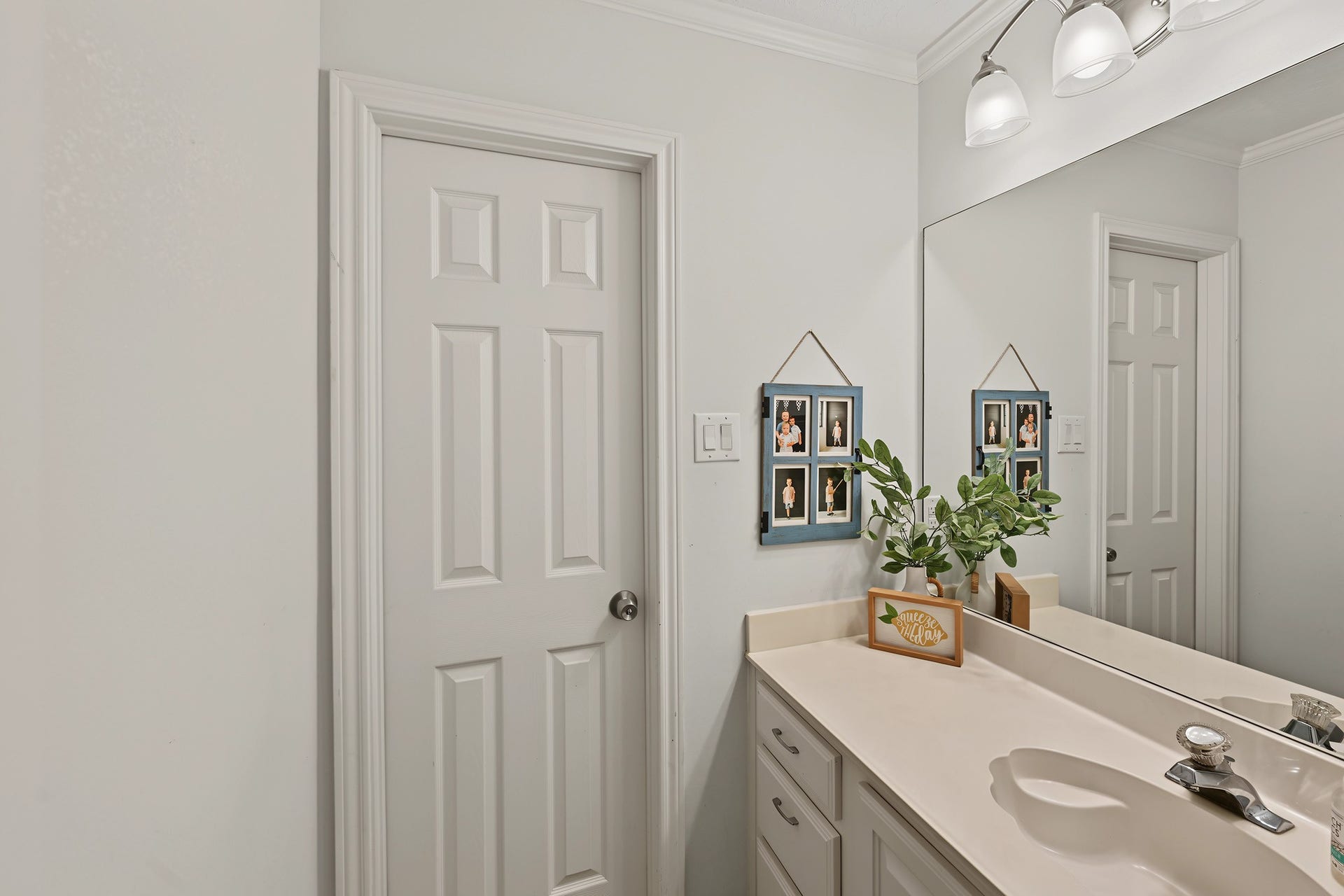 424 Middleton Street, Bacliff, TX 77518 Hallway bath shared by the two secondary bedrooms