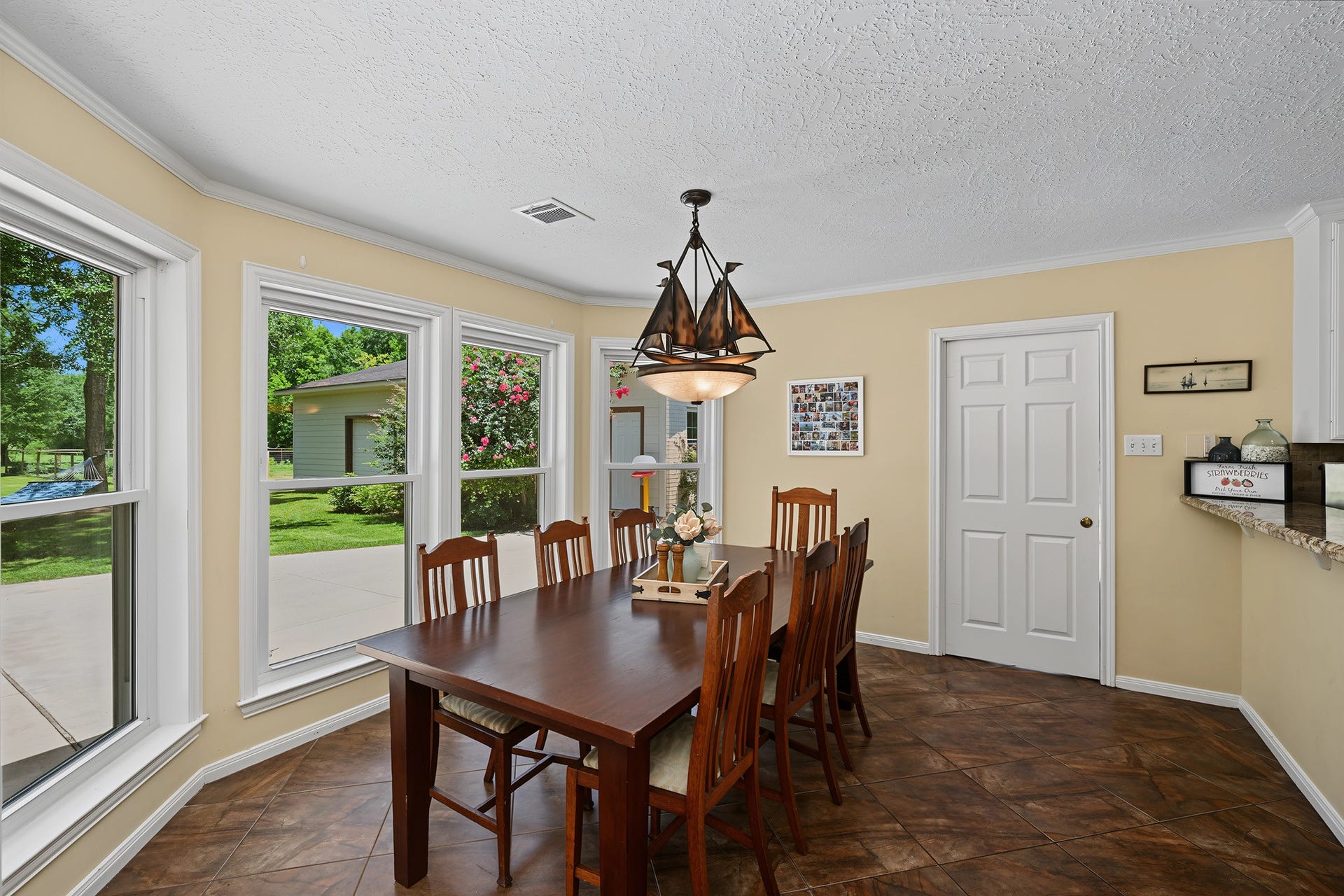 424 Middleton Street, Bacliff, TX 77518 Just off the breakfast room is the laundry room.