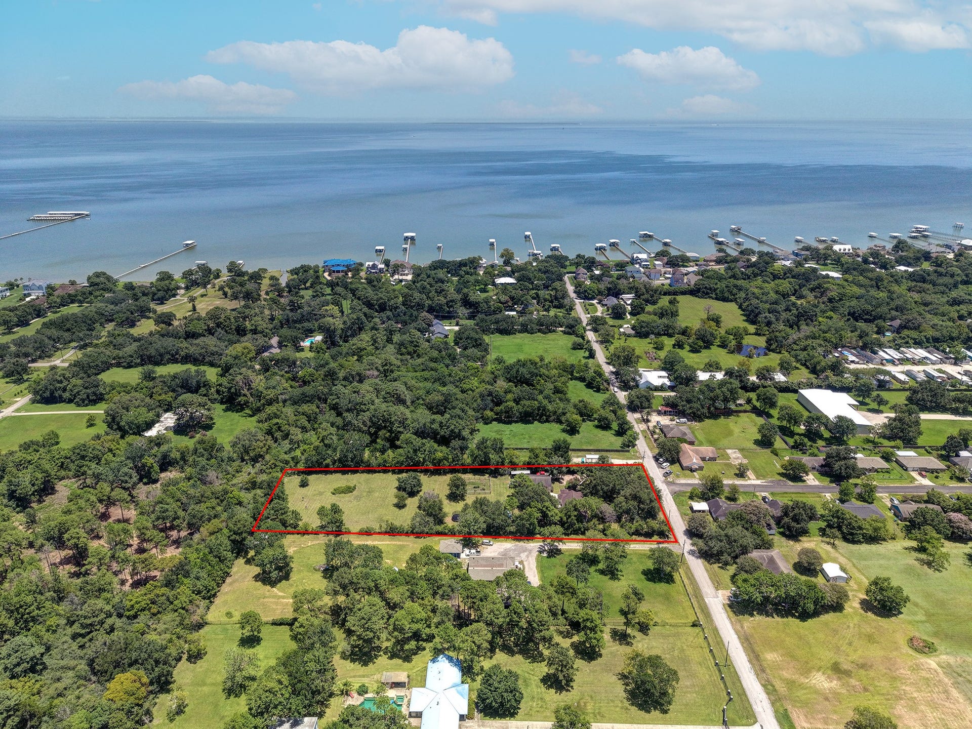 424 Middleton Street, Bacliff, TX 77518 Just minutes from the water!
