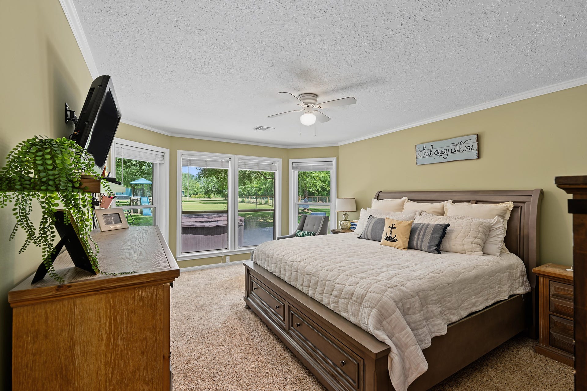 424 Middleton Street, Bacliff, TX 77518 Spacious primary retreat