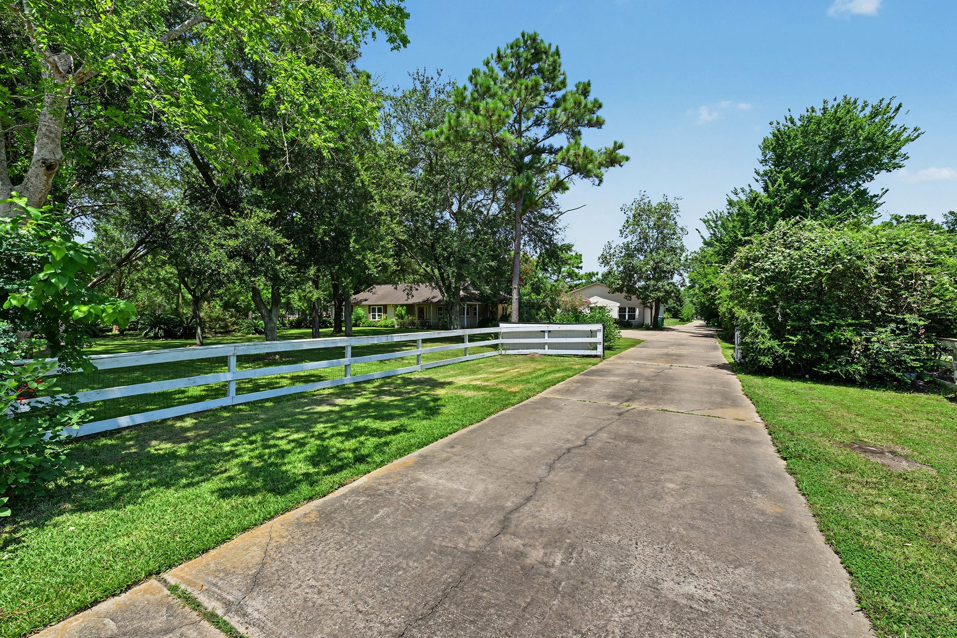 424 Middleton Street, Bacliff, TX 77518 Fenced motorized entry gate and white picket fence