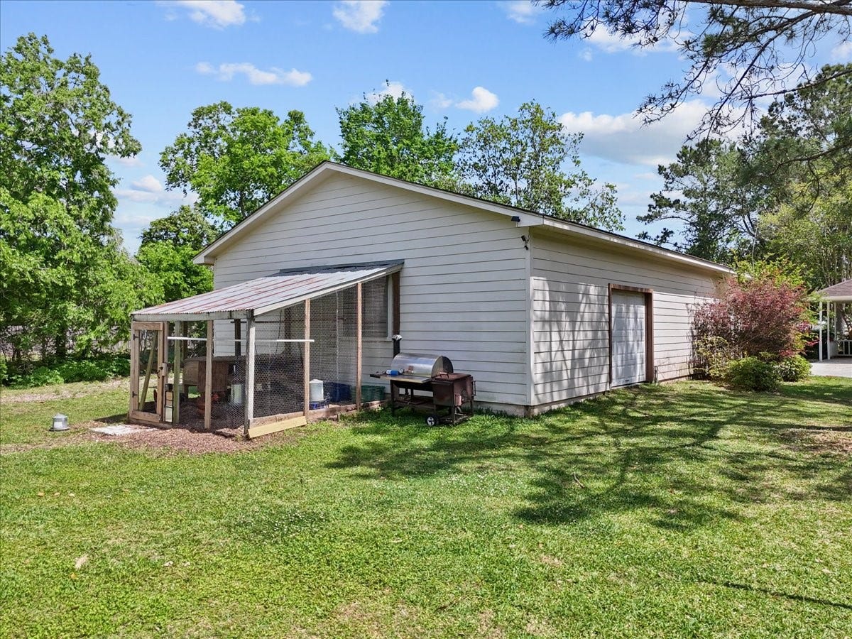 424 Middleton Street, Bacliff, TX 77518 Large garage and chicken coop for fresh eggs!