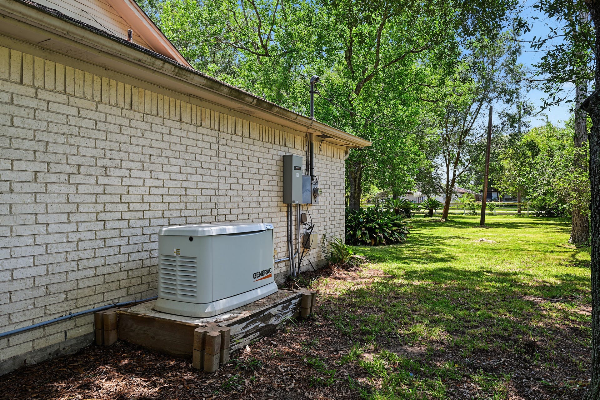 424 Middleton Street, Bacliff, TX 77518 Whole house generator