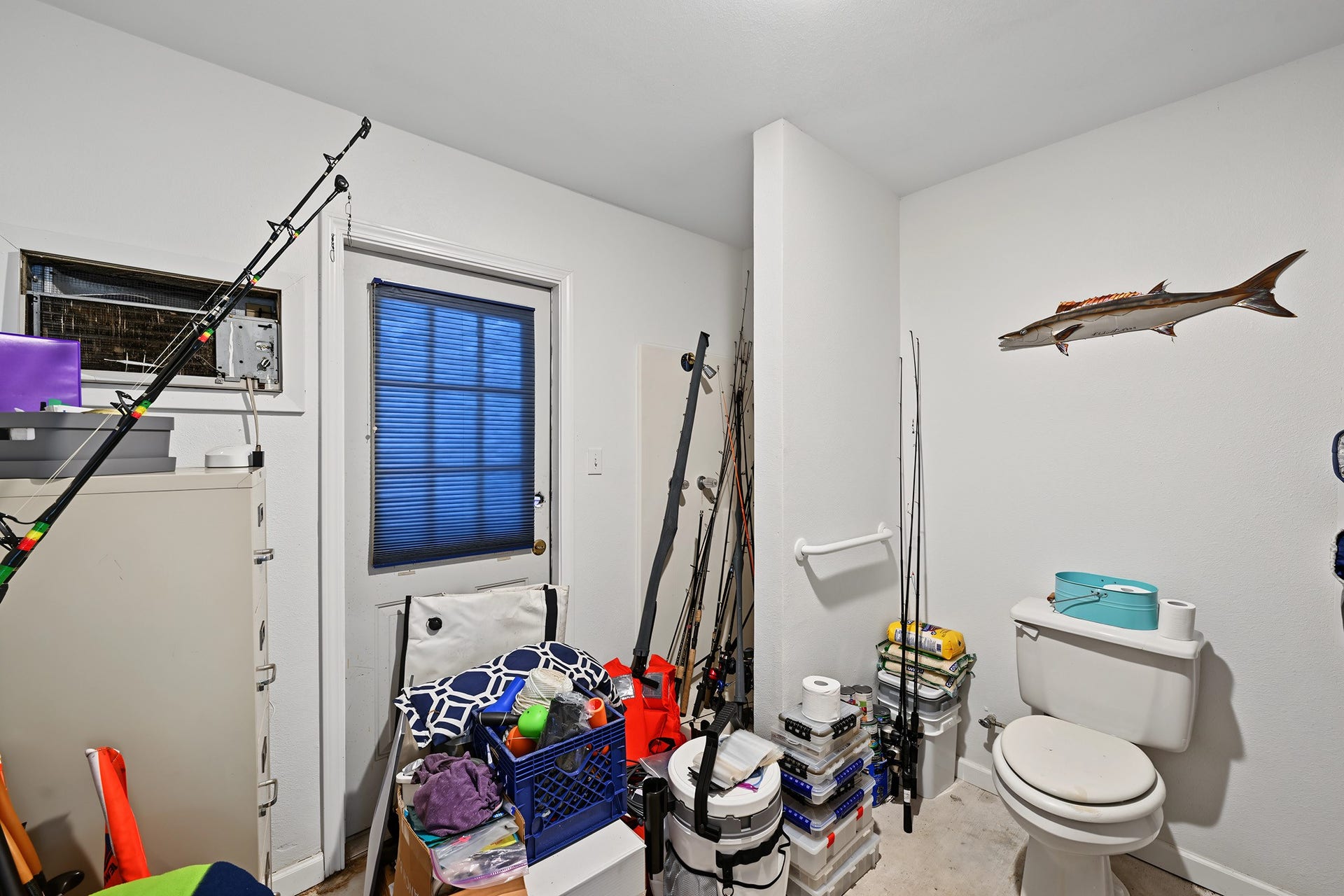 424 Middleton Street, Bacliff, TX 77518 Guest bath that is located off the garage for convenience too!