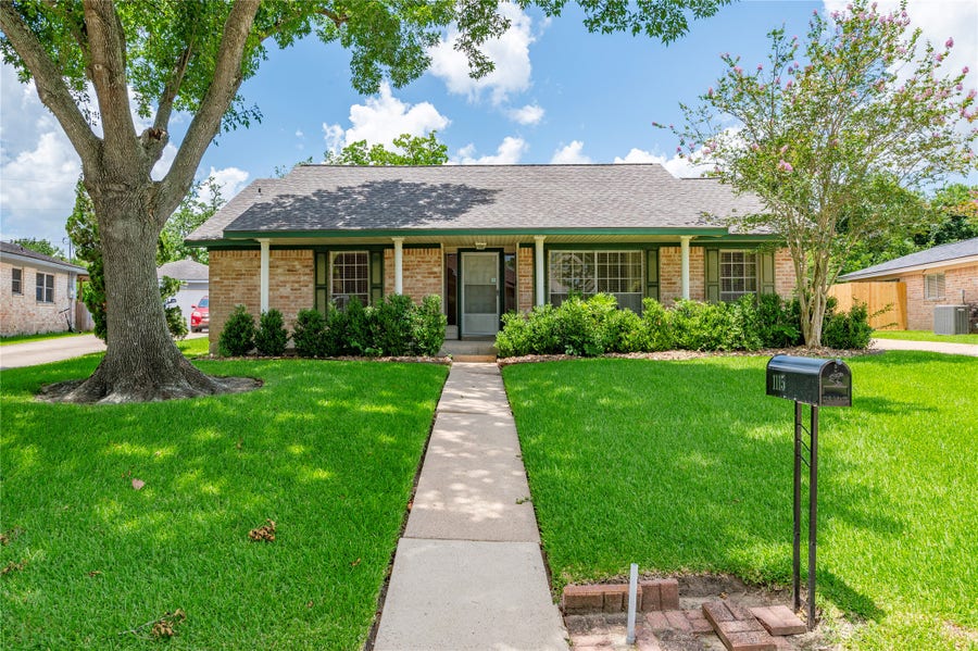 Property photo for 1115 Newport Boulevard, League City, TX