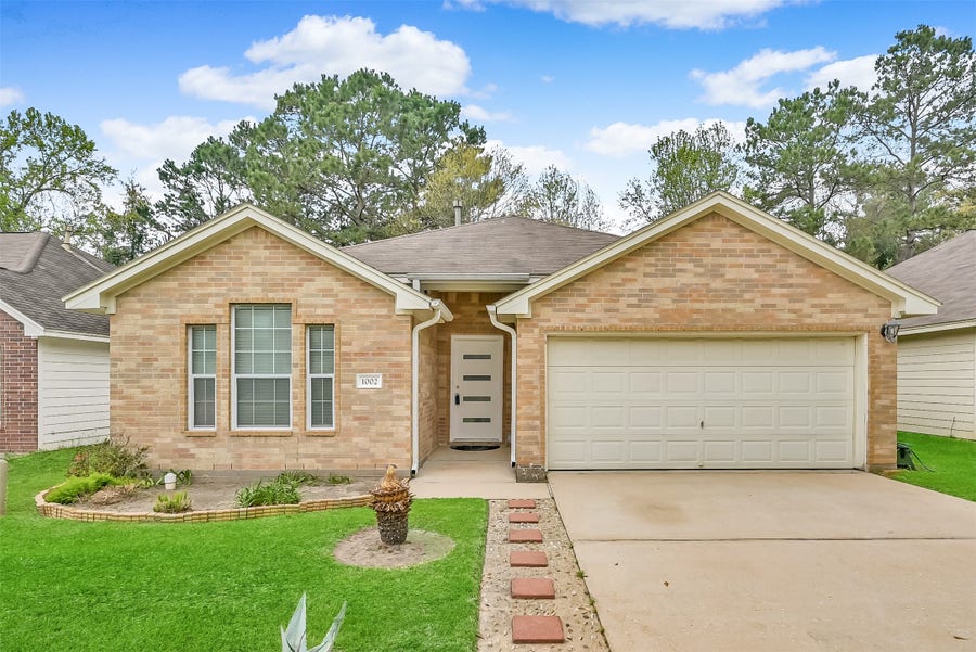 Property photo for 1002 Oak Glen Drive, Conroe, TX