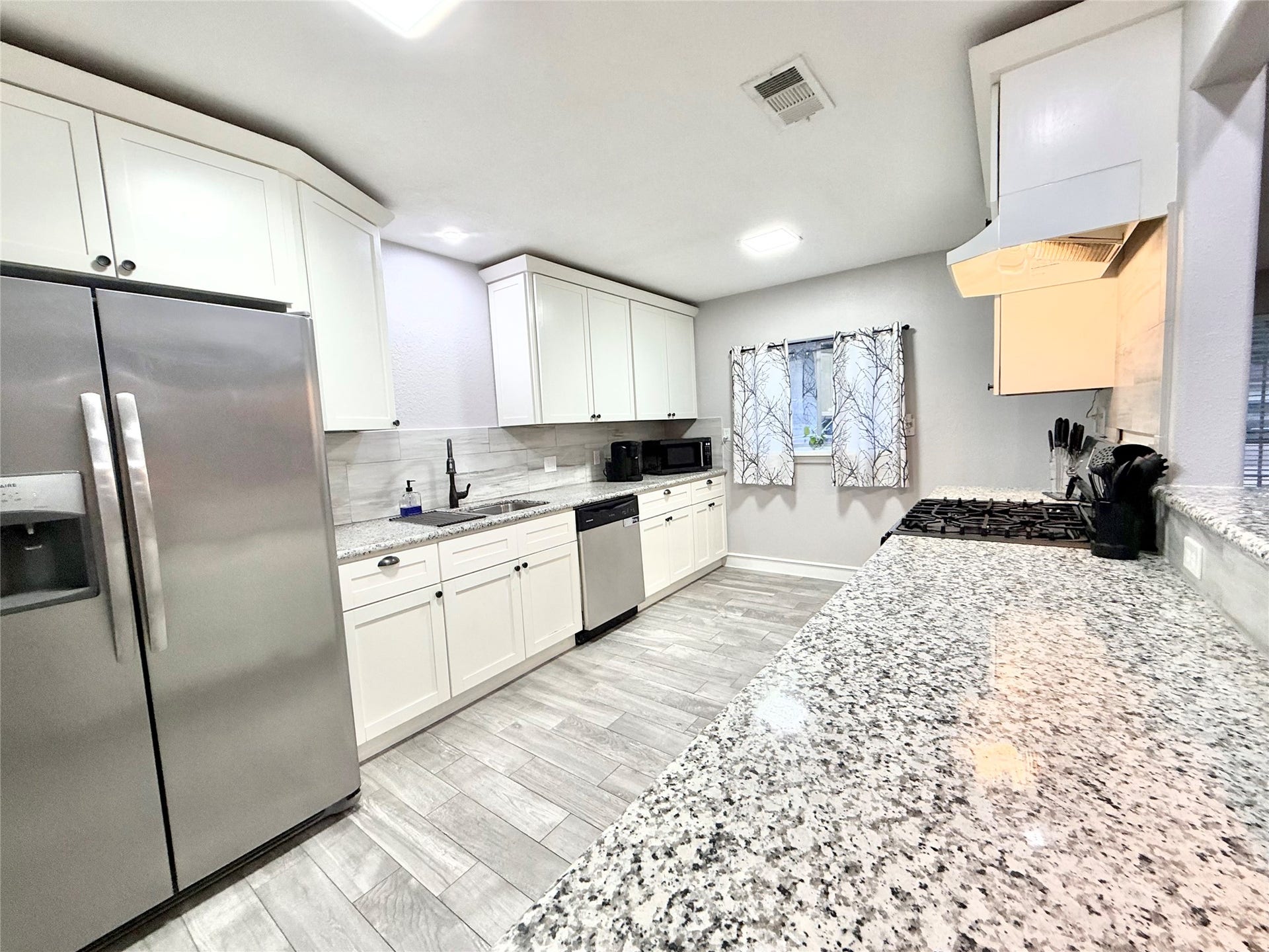 2133 Greenlee Lane, Dickinson, TX 77539 Wide open and spacious