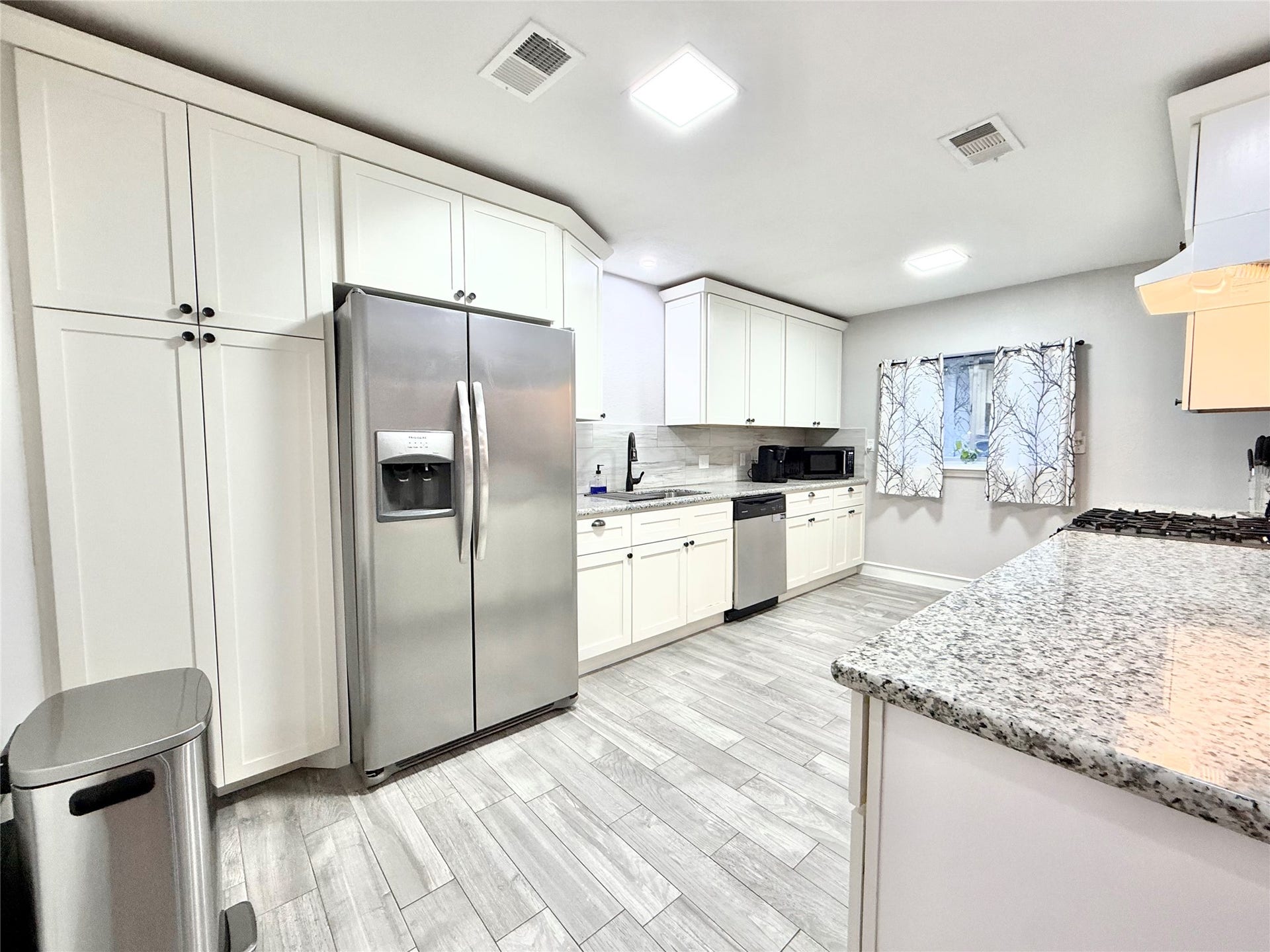 2133 Greenlee Lane, Dickinson, TX 77539 Built in Pantry to the left