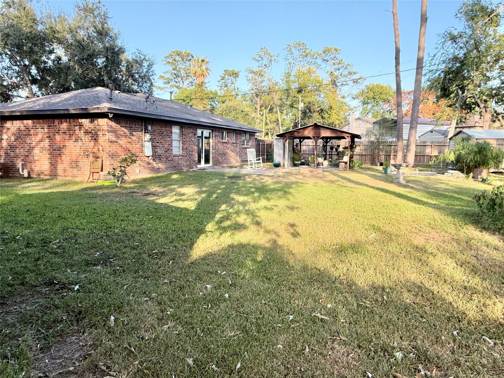 2133 Greenlee Lane, Dickinson, TX 77539 Look at the side view from the yard