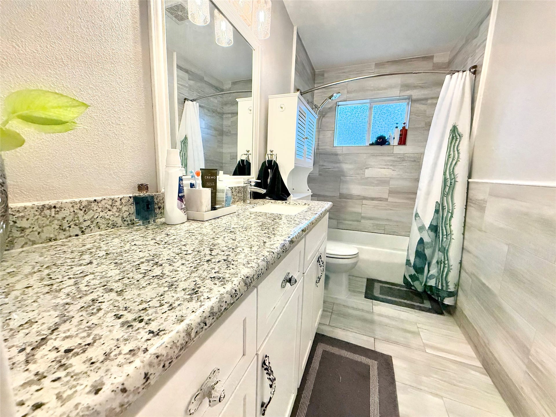 2133 Greenlee Lane, Dickinson, TX 77539 Secondary Bathroom