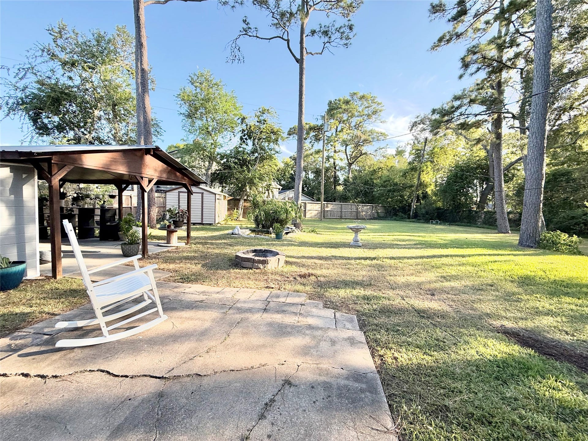 2133 Greenlee Lane, Dickinson, TX 77539 Love entertaining outside? This home has it all! Look at this covered entertaining area!