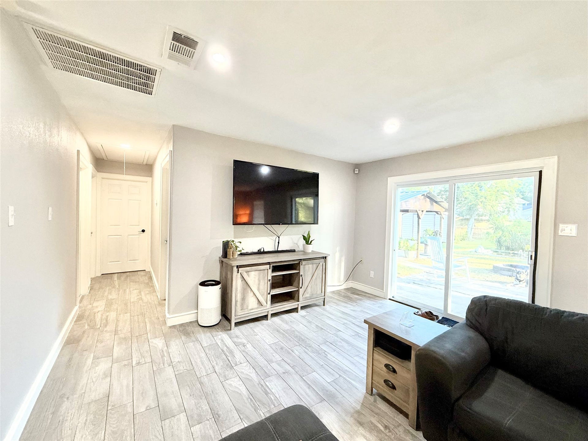 2133 Greenlee Lane, Dickinson, TX 77539 Another look at the family/entertaining area