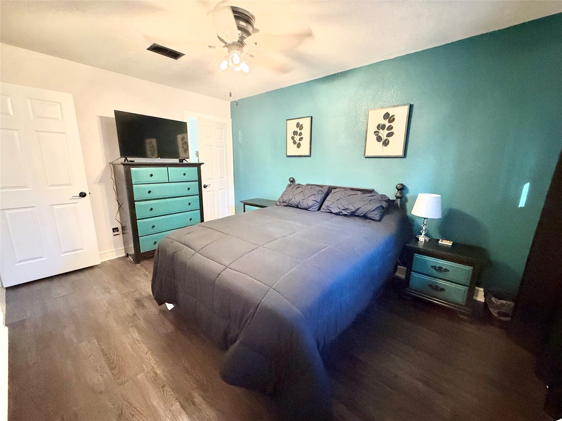 2133 Greenlee Lane, Dickinson, TX 77539 Primary Bedroom with stunning focal wall