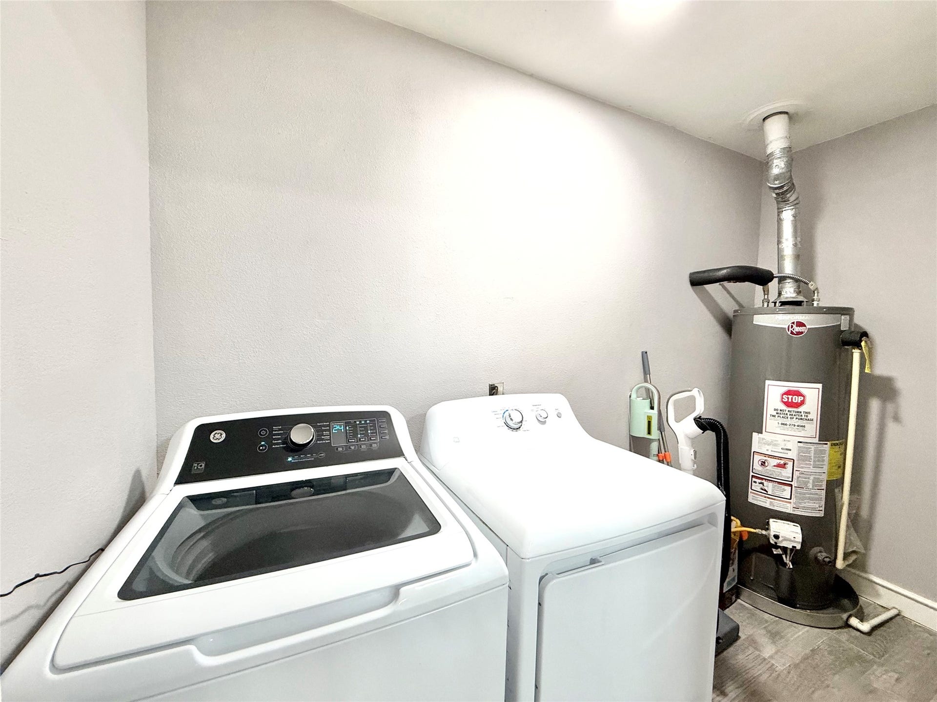 2133 Greenlee Lane, Dickinson, TX 77539 Utility room is conveniently located just off of the kitchen and is oversized