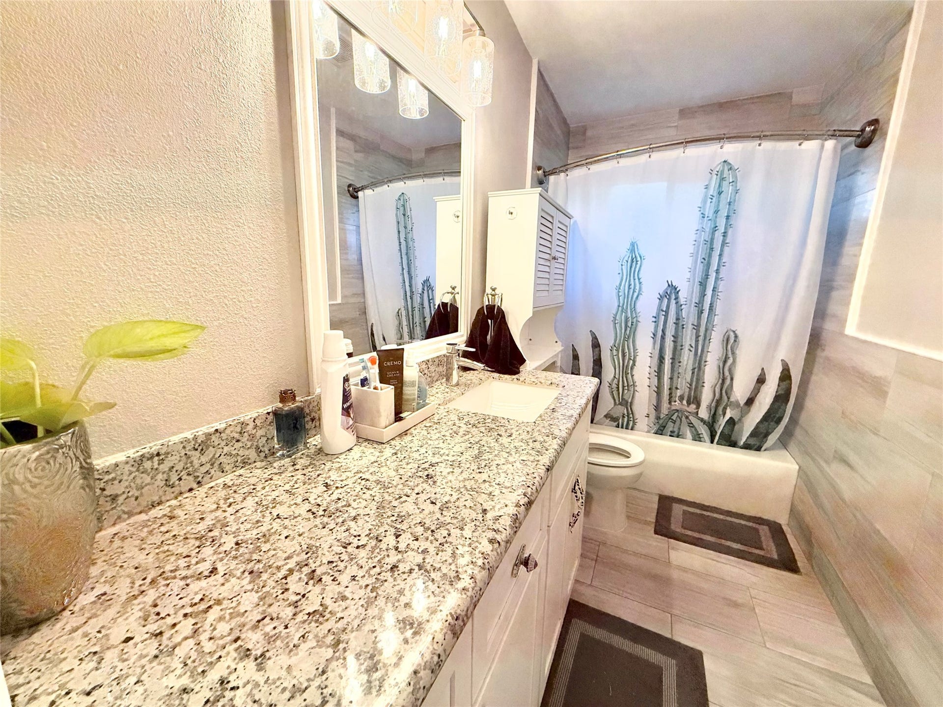 2133 Greenlee Lane, Dickinson, TX 77539 Again with Granite countertops and floor to ceiling tile.
