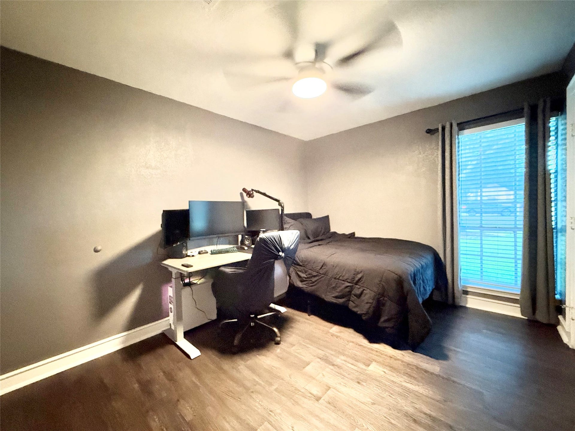 2133 Greenlee Lane, Dickinson, TX 77539 Third Bedroom, again ample size and all bedrooms have generous closet space.