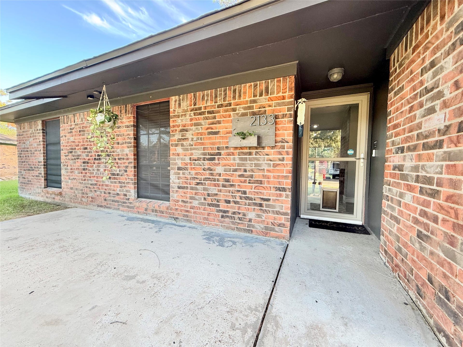 2133 Greenlee Lane, Dickinson, TX 77539 Lets go in to this well built home.