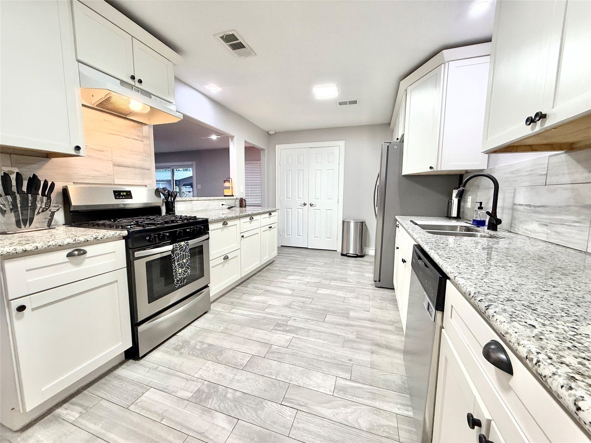 2133 Greenlee Lane, Dickinson, TX 77539 Gourmet Kitchen with so much storage! Granite counters, soft closing drawers
