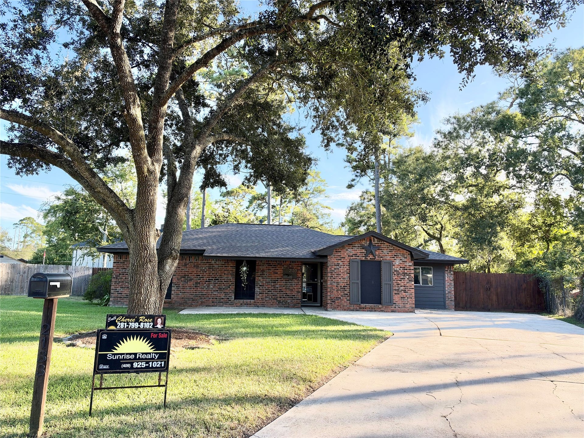 2133 Greenlee Lane, Dickinson, TX 77539 So much extra space for additional vehicles to park.