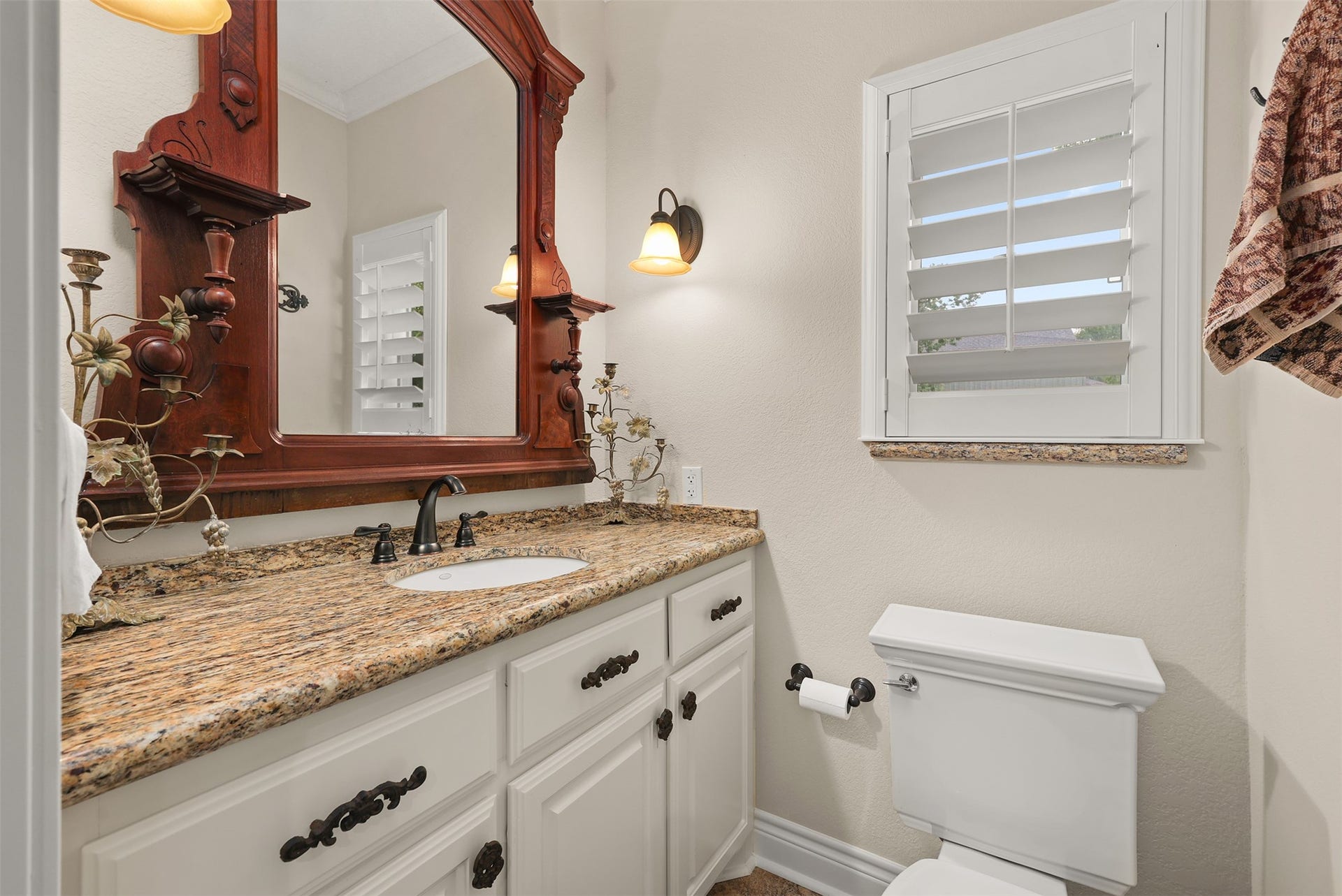 18607 Point Lookout Drive, Nassau Bay, TX 77058 Pool house features a private full bathroom with a spacious vanity and separate walk-in shower, offering comfort and convenience for guests or extending family. Please note: Decorative mirror above the vanity is excluded from the sale.